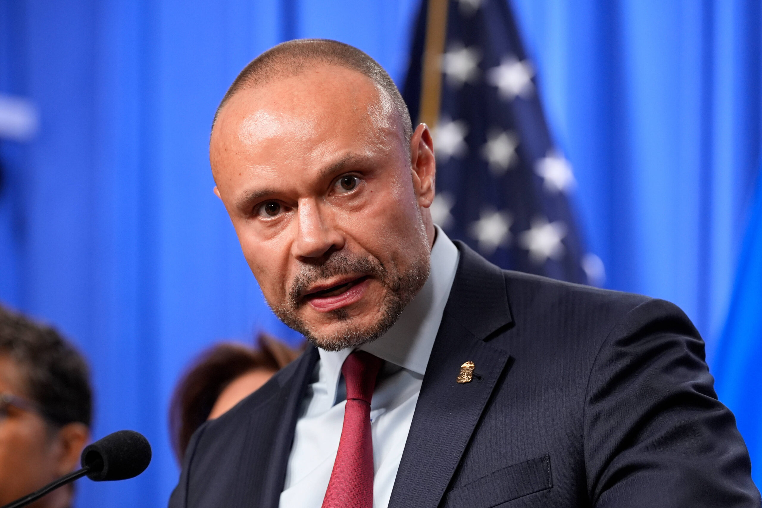 Dan Bongino, désormais ancien adjoint de Patel au FBI, est depuis le premier mandat de Trump l'un des principaux propagateurs de théories complotistes, ainsi qu’un influenceur MAGA très suivi sur Facebook et YouTube, puis sur Fox News.