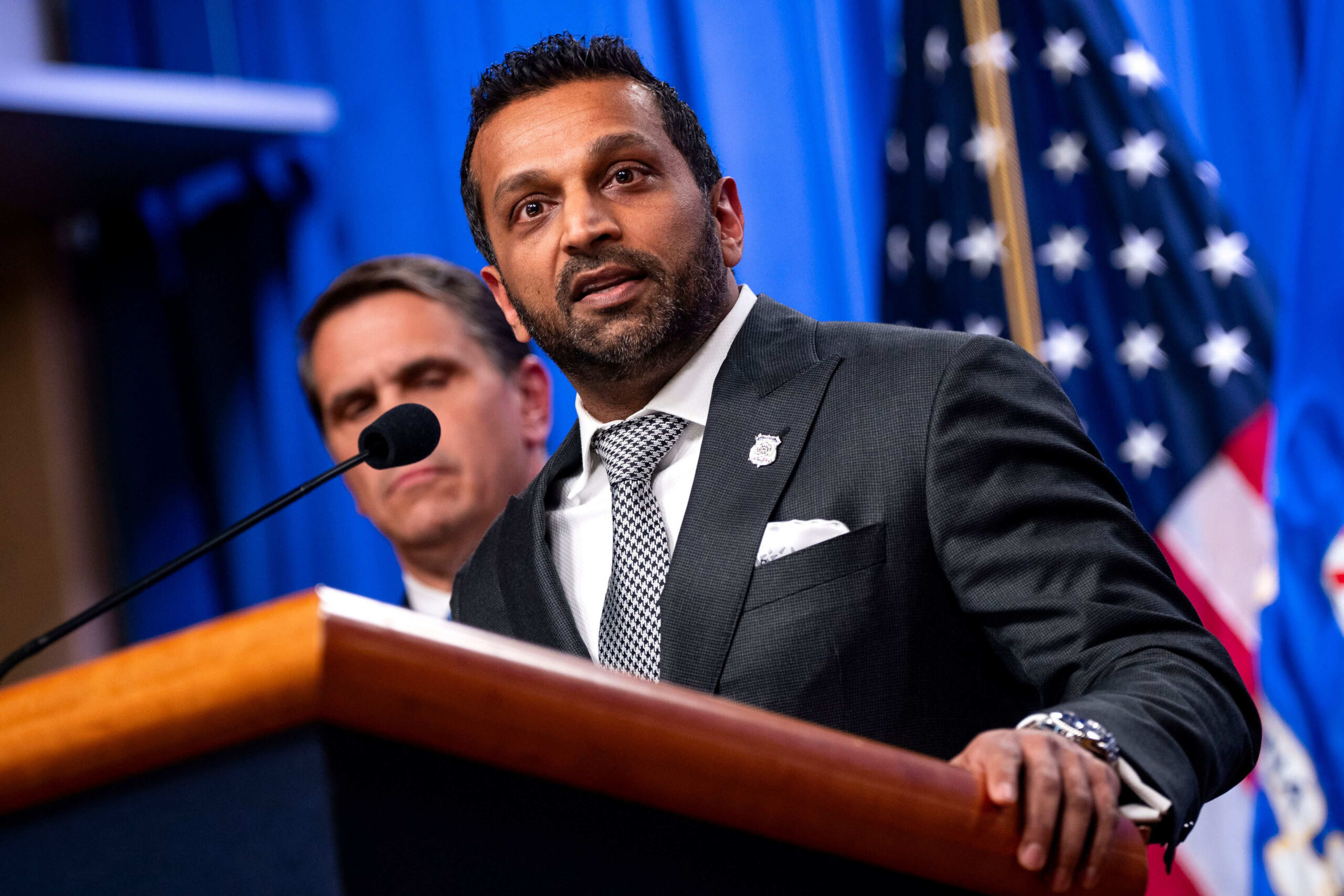Kash Patel, directeur du FBI, déclare le 6 décembre 2023 que, dans une seconde administration Trump, le gouvernement poursuivrait «les conspirateurs».