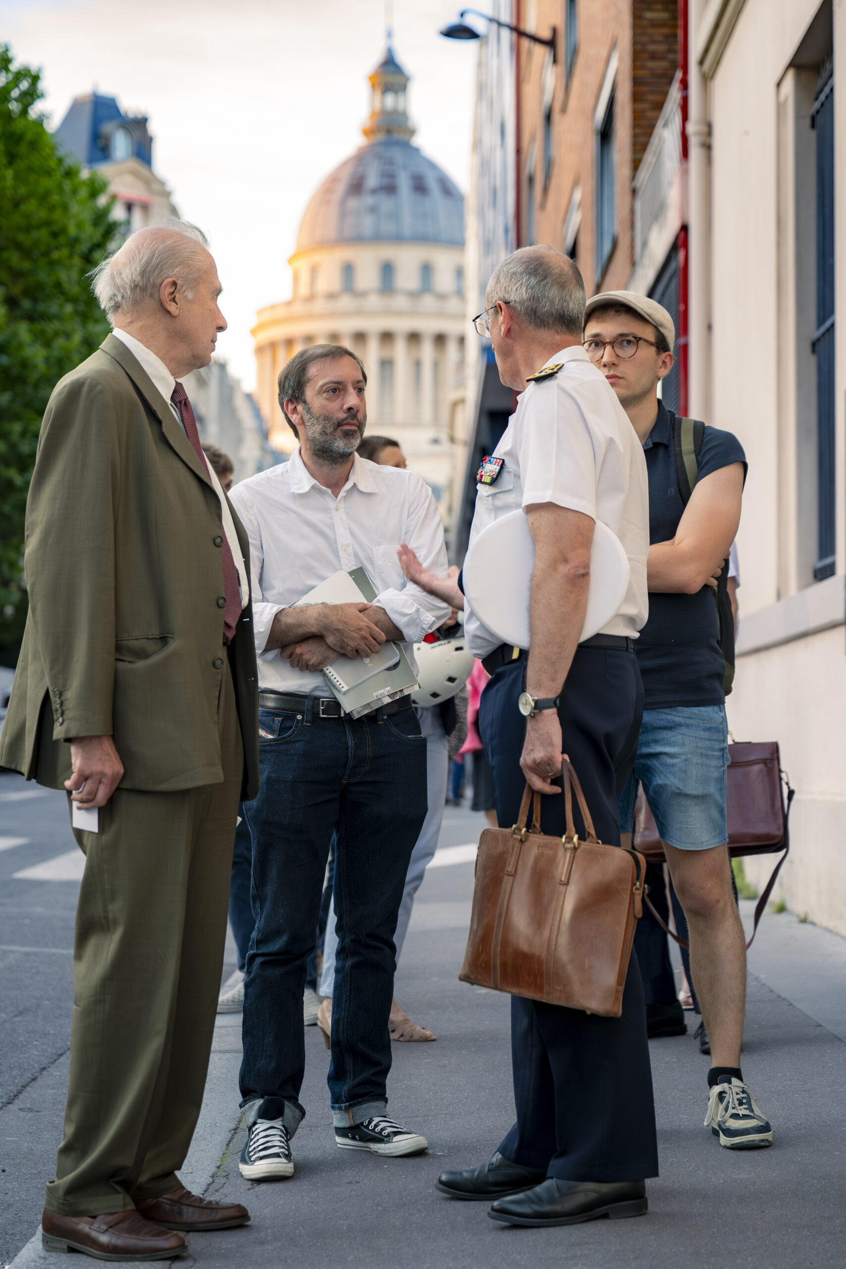 À l'issue de la rencontre, l'amiral Vaujour poursuit la discussion avec des participants, rue d'Ulm, devant le Panthéon. © Anaël Ledauphin / Marine Nationale / Défense
