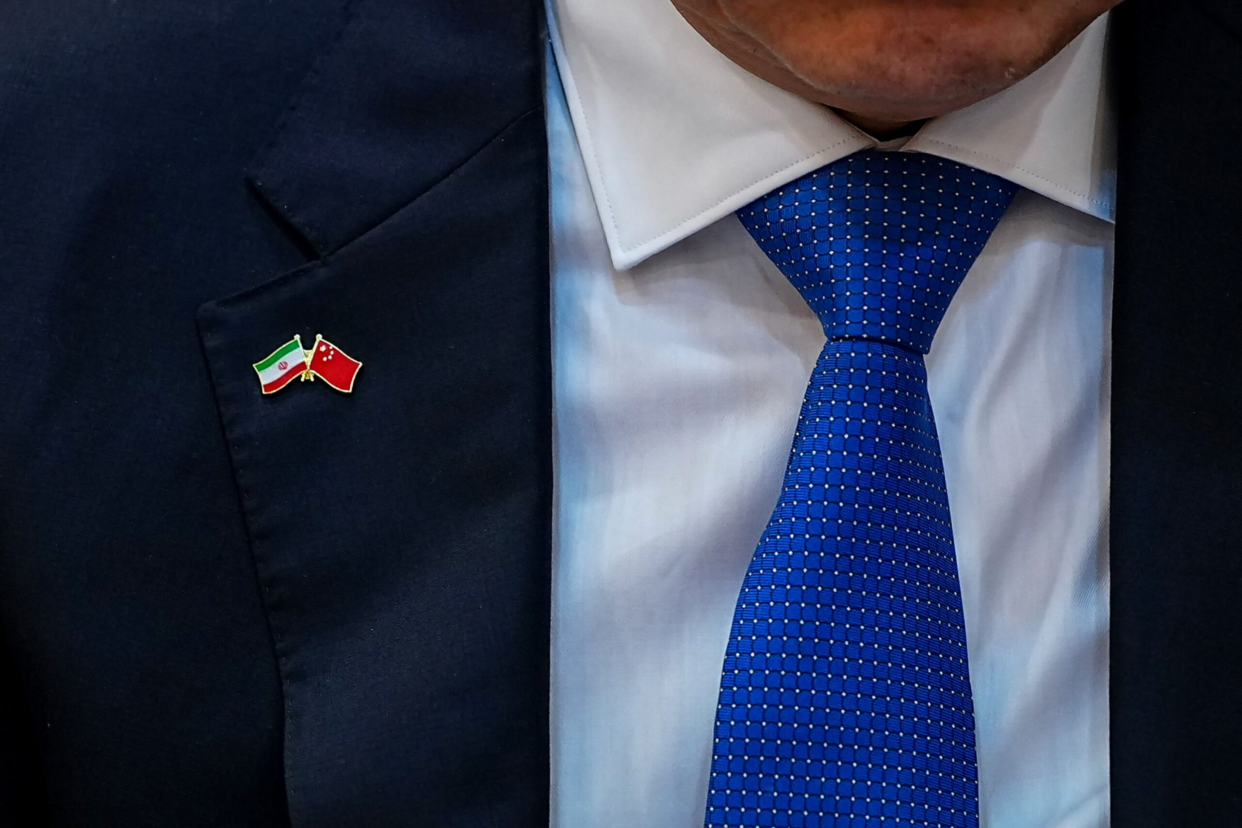 Un badge représentant les drapeaux de l'Iran et de la Chine entrecroisés, porté par les représentants chinois venus assister aux funérailles d'Ali Khamenei. © Hamed Malekpour/MEI/Sipa