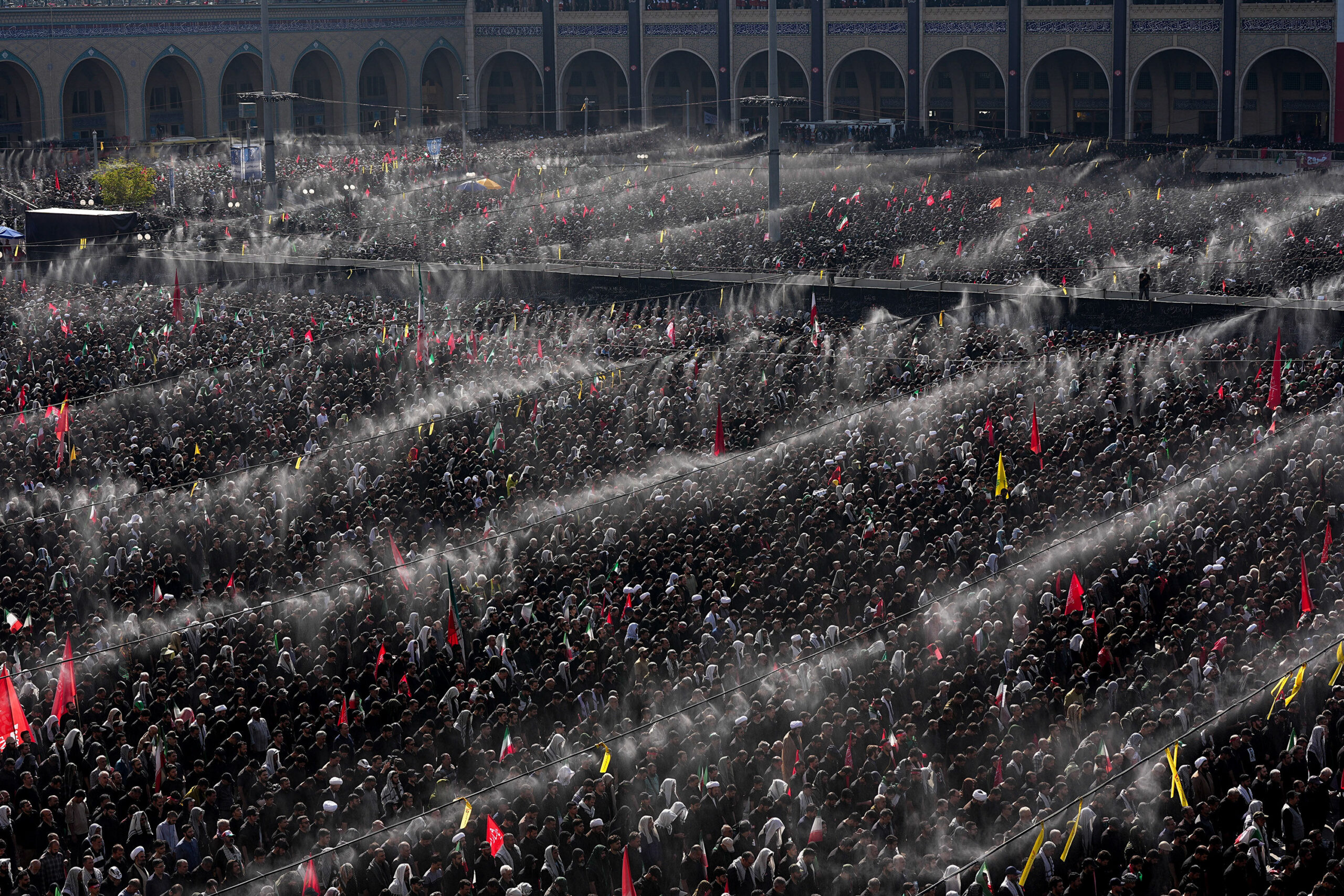 Des brumisateurs rafraîchissent les milliers de personnes venues rendre hommage à l’ayatollah Khamenei dans la cour de la Grande Mosquée Mosalla, le 5 juillet 2026. © Hamed Malekpour/MEI/Sipa