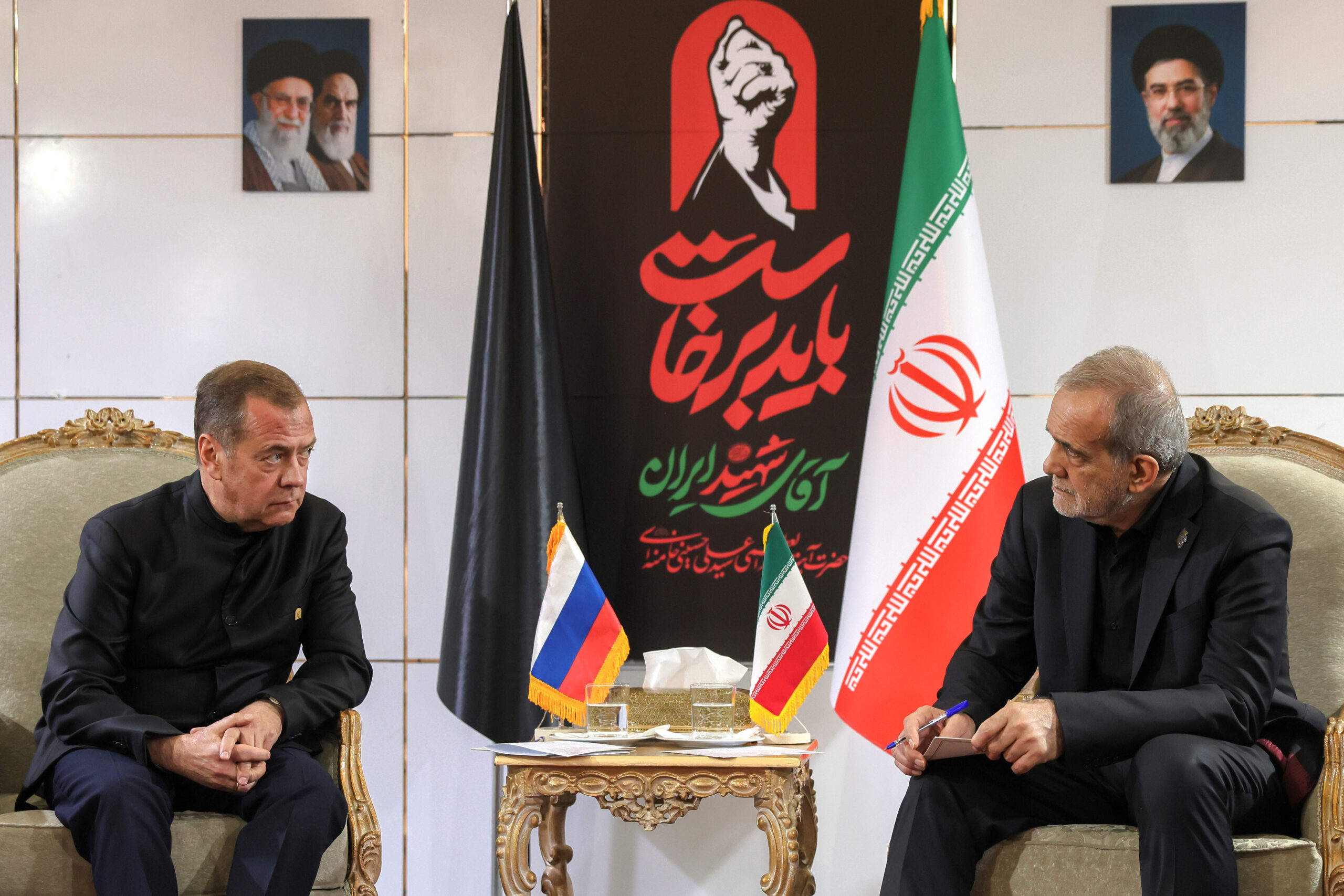 Le vice-président du Conseil de sécurité russe et chef du parti «Russie unie», Dmitri Medvedev (à gauche), et le président iranien Masoud Pezeshkian assistent à une réunion en amont des cérémonies funéraires le 3 juillet 2026. © Oleg Molchanov, Sputnik, photo du pool gouvernemental via AP