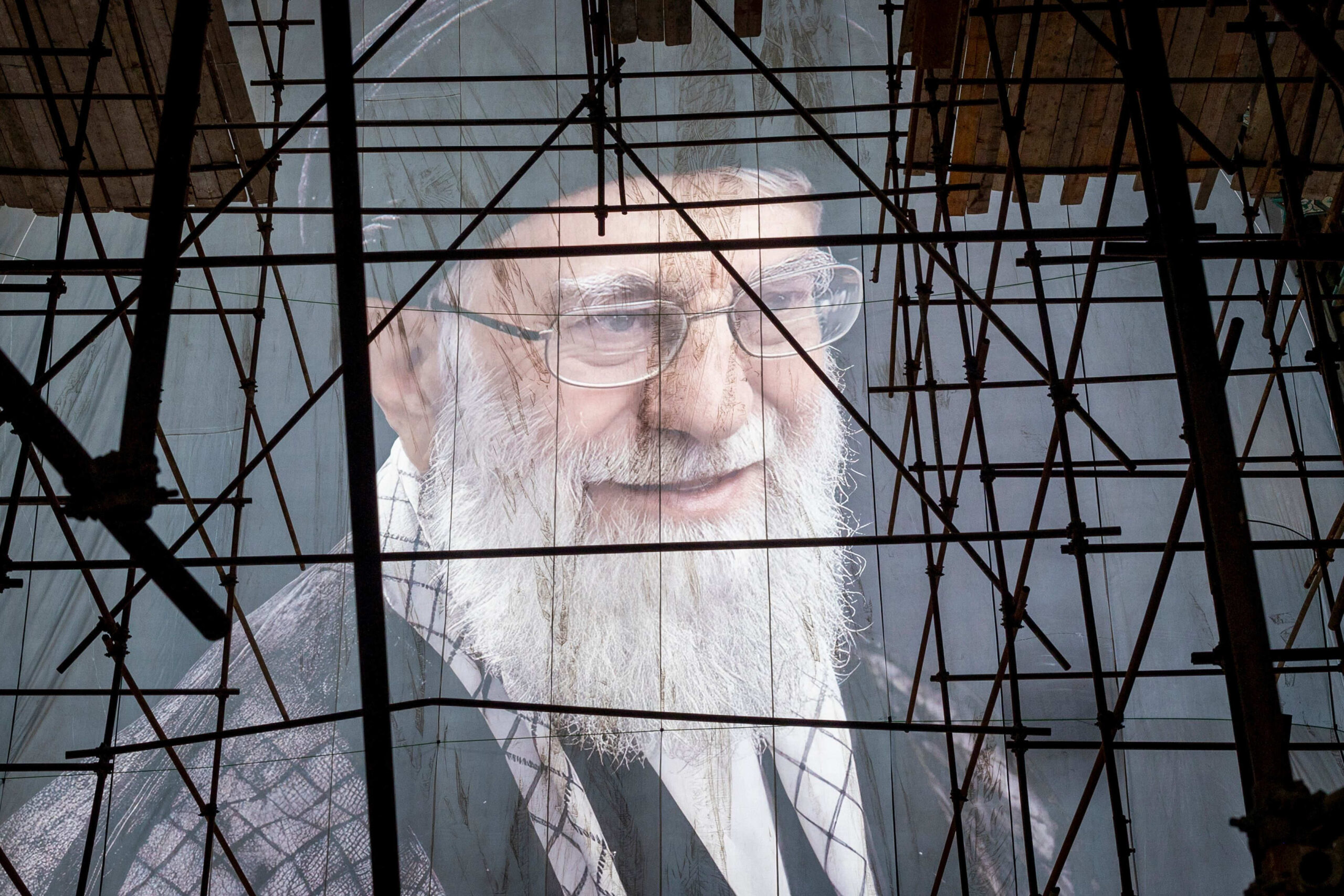 Des échafaudages sont mis en place pour afficher en grand des images de l'Ayatollah Ali Khamenei sur le mausolée de l’imam Khomeini. © Maryam Rahmanian/Sipa