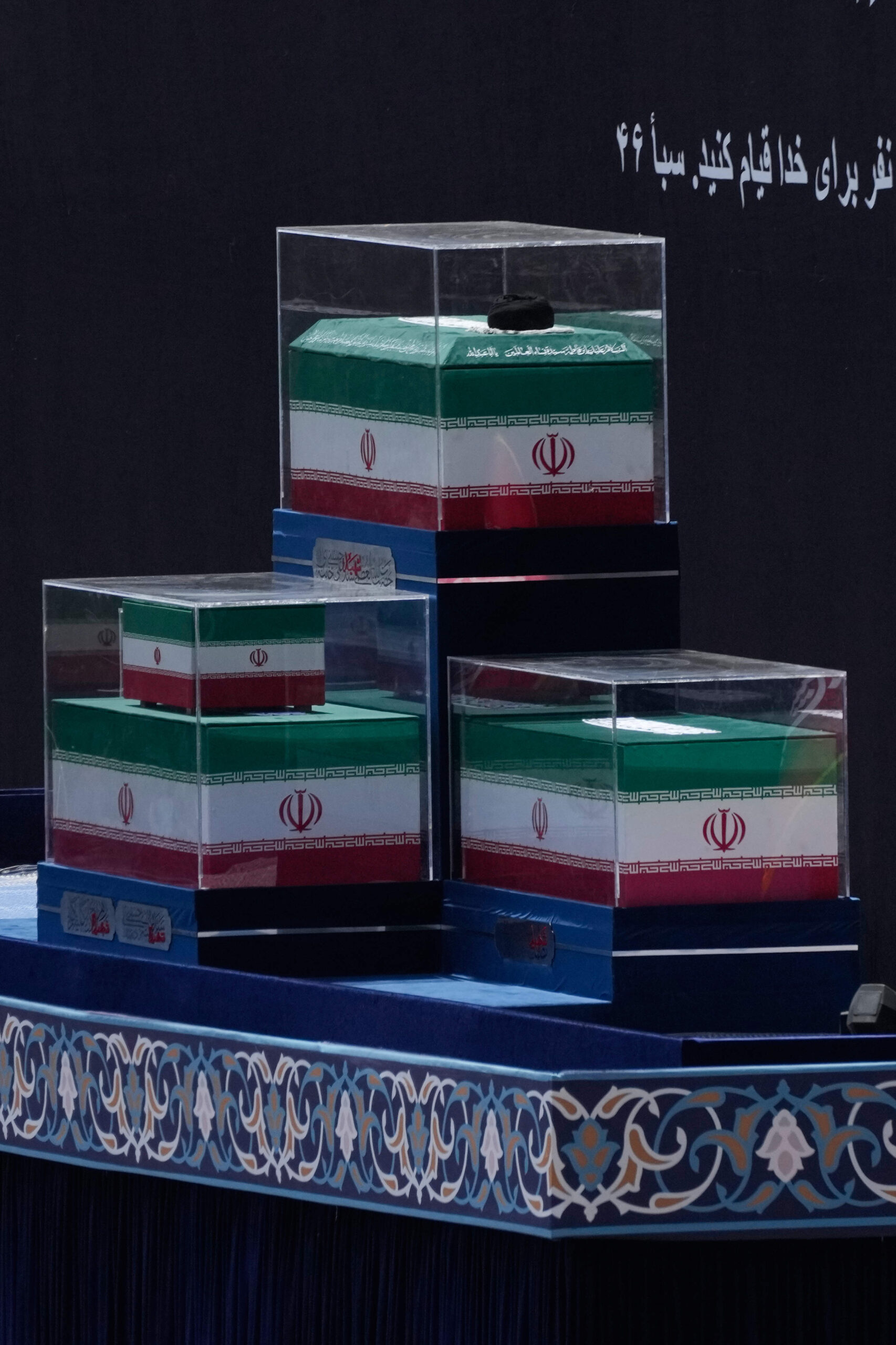 Le 4 juillet 2026, à Téhéran, le turban noir emblématique de l’ayatollah Khamenei repose sur son cercueil, drapé du drapeau de la République islamique. © /Vahid Salemi/AP Photo