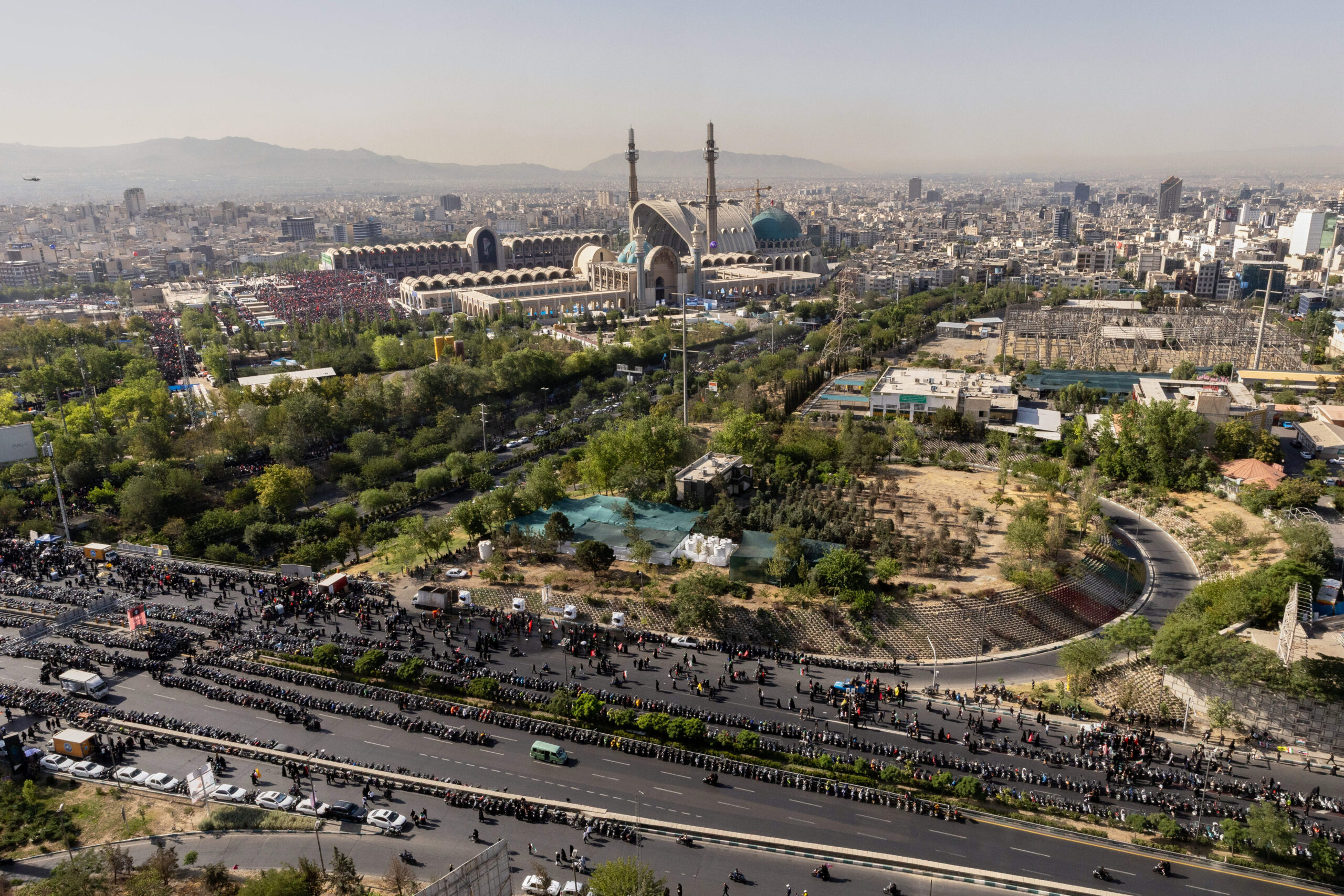 Des personnes prient sur une route adjacente à la Grande Mosquée Mosalla lors des cérémonies funéraires. © Hadi Zand/Sipa