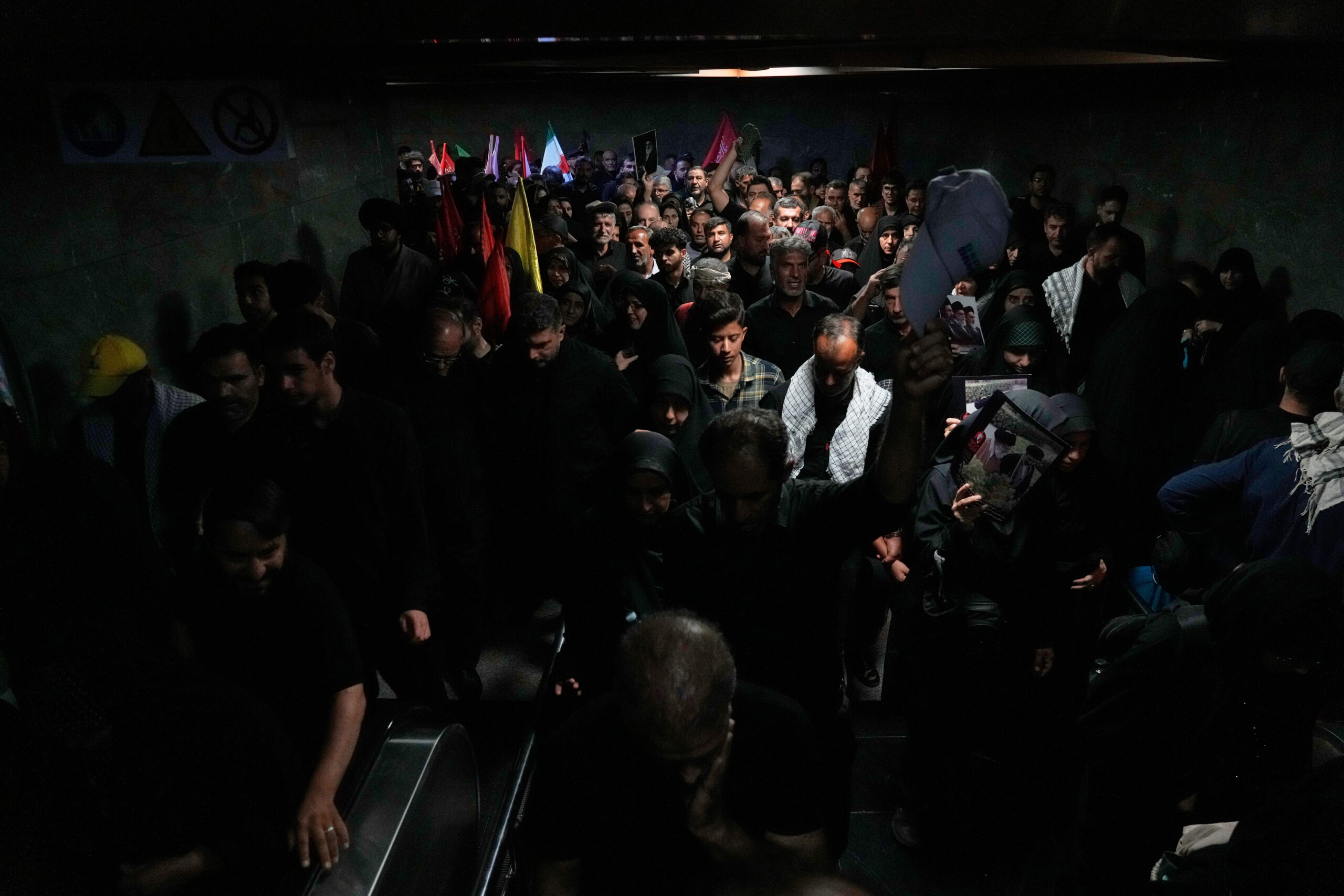Des pèlerins traversent une station de métro pour se rendre au cortège funèbre de l'ayatollah Khamenei. © Vahid Salemi / AP