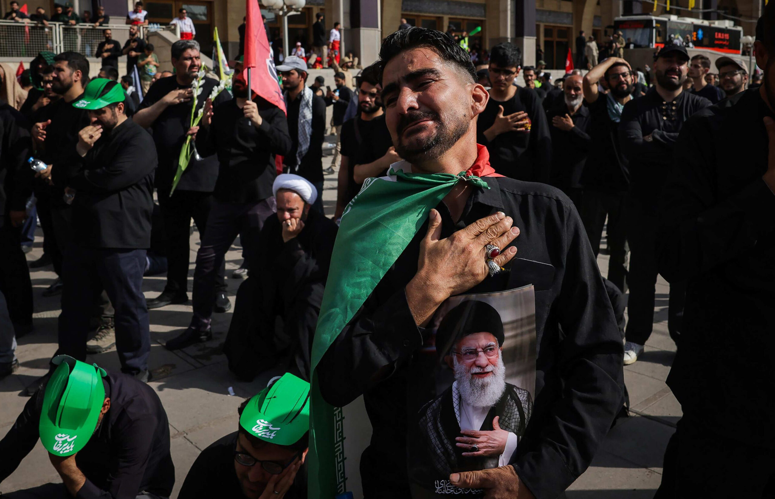Les coups portés sur la poitrine évoquent les souffrances de l'imam Hussein lors de la bataille de Karbala. © Khamenei IR/UPI/Shutterstock
