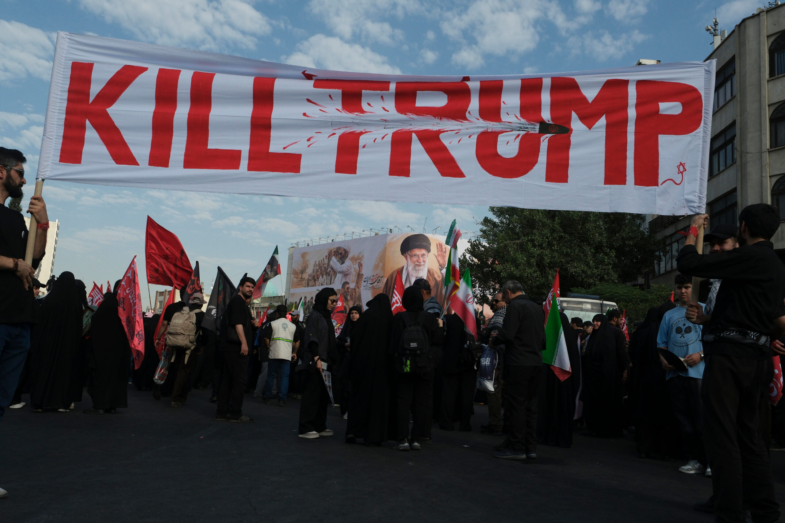 Des manifestants à Téhéran rendent hommage à l'ancien Guide suprême de l'Iran, l'ayatollah Ali Khamenei, en portant la banderole «kill Trump», «il faut tuer Trump». © Sima