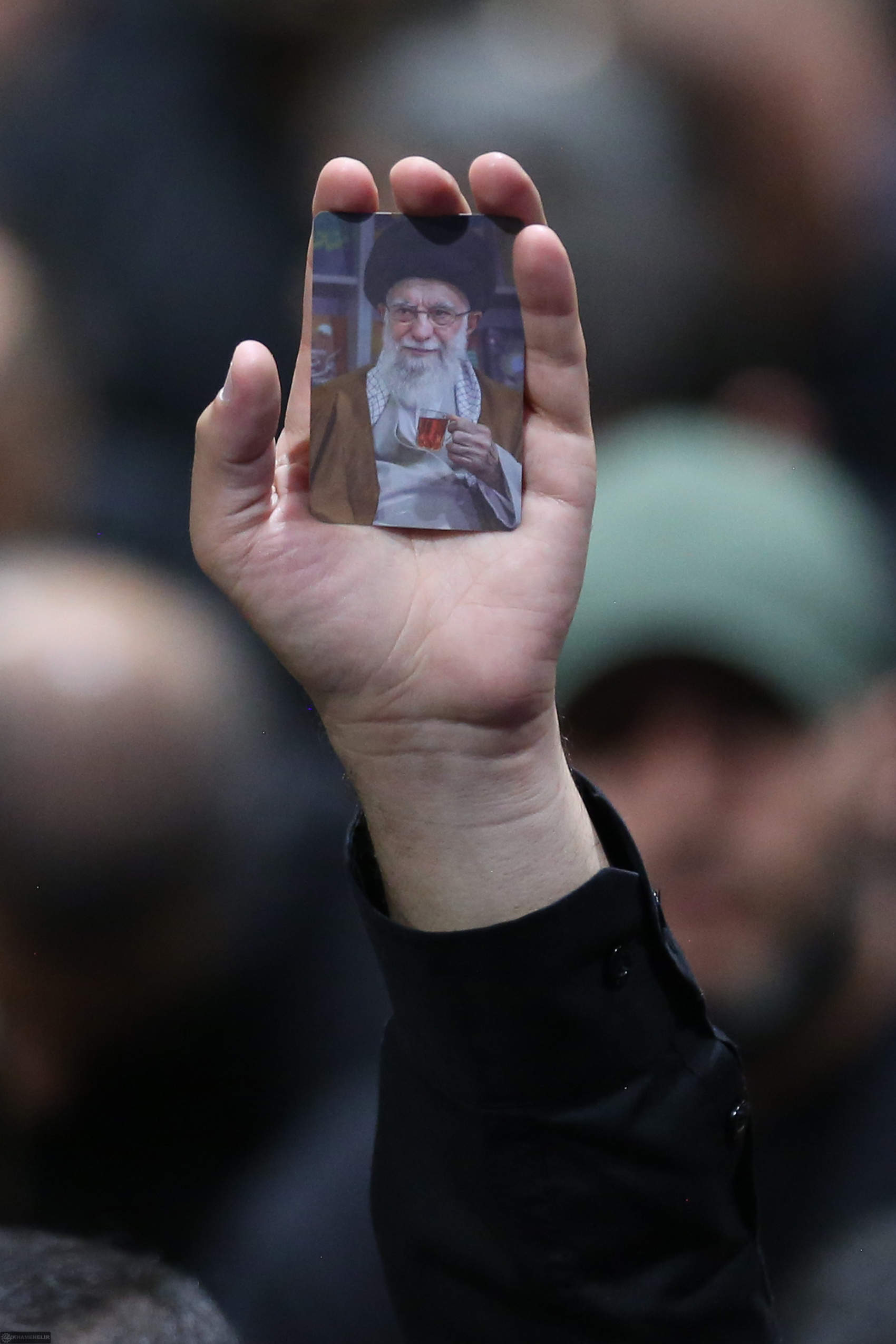 De nombreuses photos de l'ayatollah Khamenei sont brandies par la foule. © Bureau du Guide suprême iranien via ZUMA Press