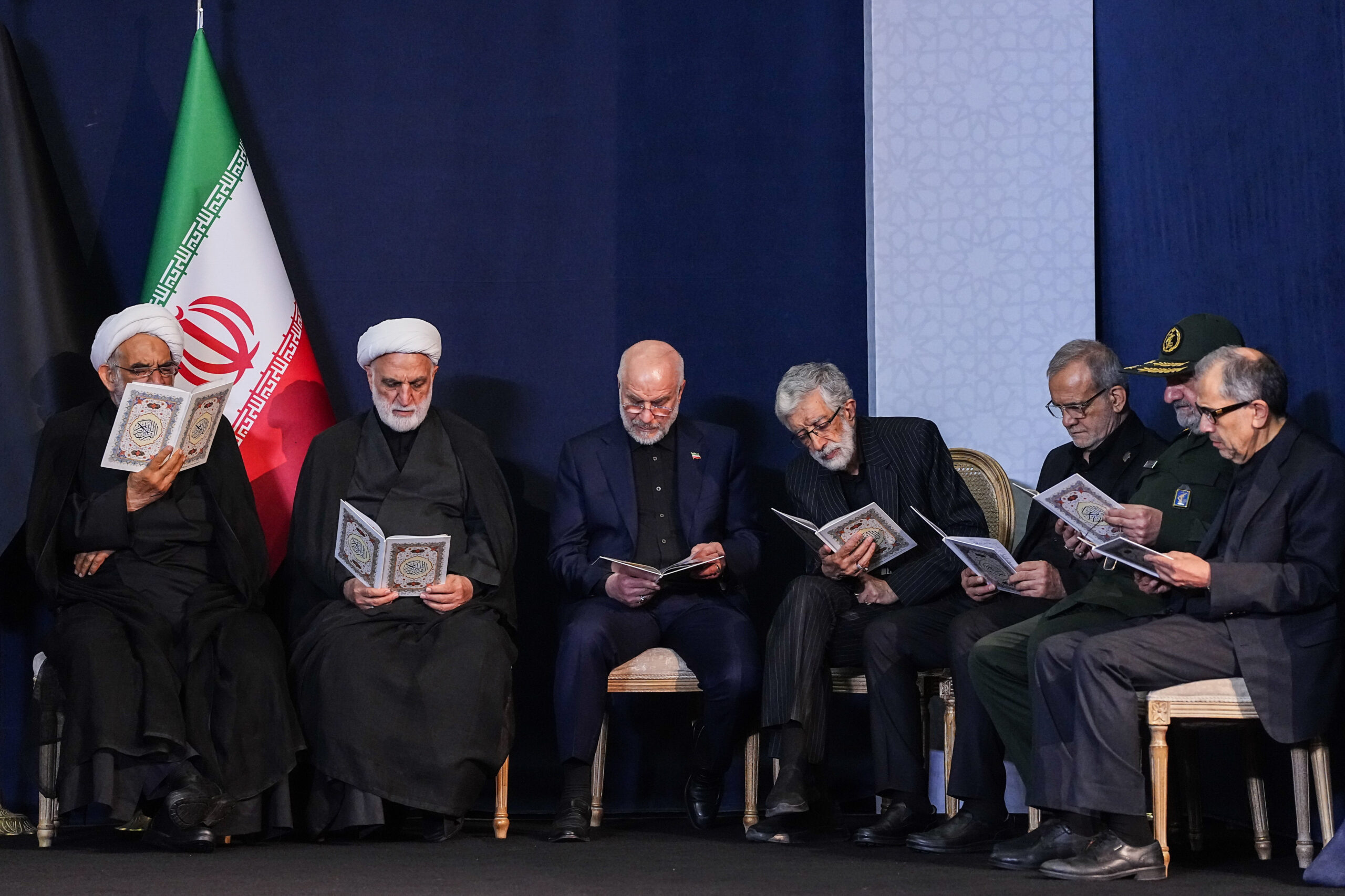 Des responsables iraniens, dont le président de la Cour suprême Gholam-Hossein Mohseni-Eje'i (2e à gauche), le président du Parlement Mohammad Bagher Ghalibaf (3e à gauche), le membre du Conseil de discernement Gholam-Ali Haddad-Adel (au centre), le président Masoud Pezeshkian (3e à droite) et le général Mohsen Rezaee (2e à droite), ont lu le Coran lors de la cérémonie le 3 juillet 2026. © Hamed Malekpour, MEI, Sipa
