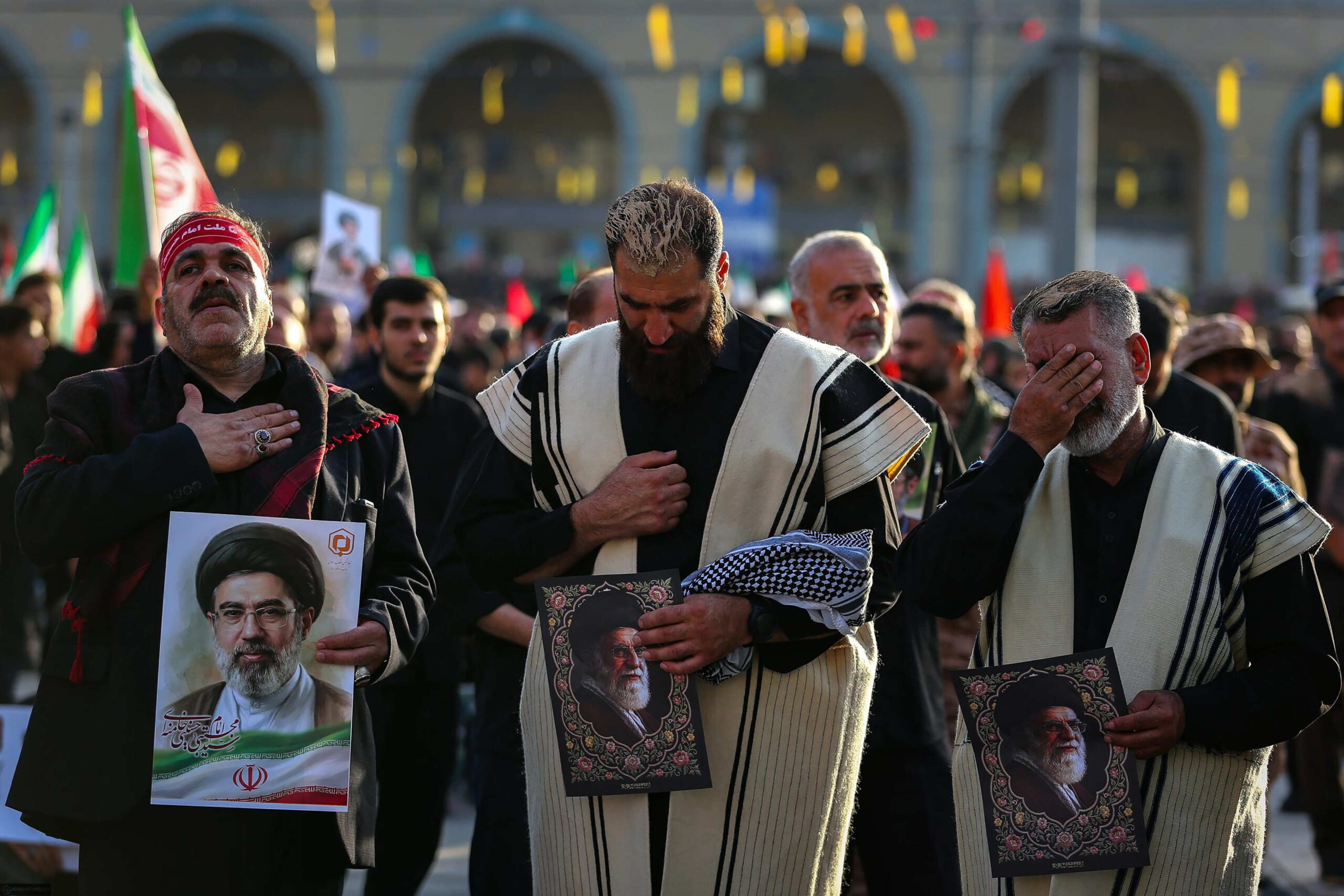 Des hommes en pleurs se frappent la poitrine, comme le veut le rituel siné-zâni, pour témoigner de leur deuil. © KHAMENEI IR/UPI/Shutterstock