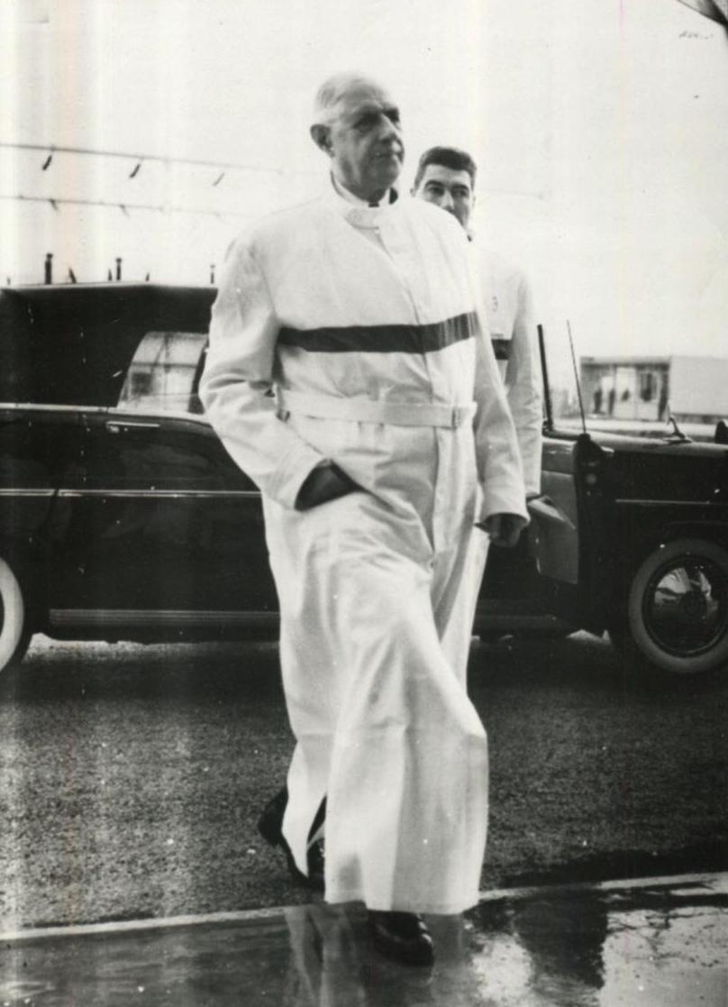 Le 24 septembre 1963, le Général et sa suite, en blouses blanches, arpentent le site nucléaire de Pierrelatte. L'indépendance atomique de la France se construit ici.