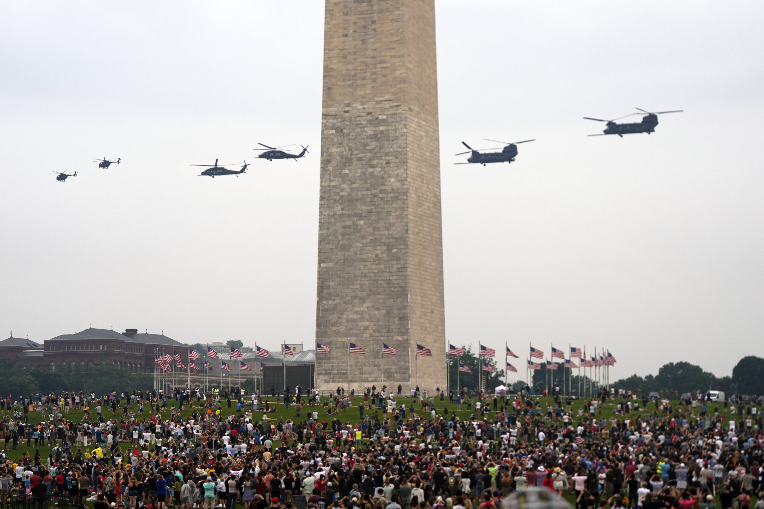 Hélicoptères Black Hawk et Chinook en file au-dessus du National Mall, devant une foule clairsemée. Photo : Julia Demaree Nikhinson/AP