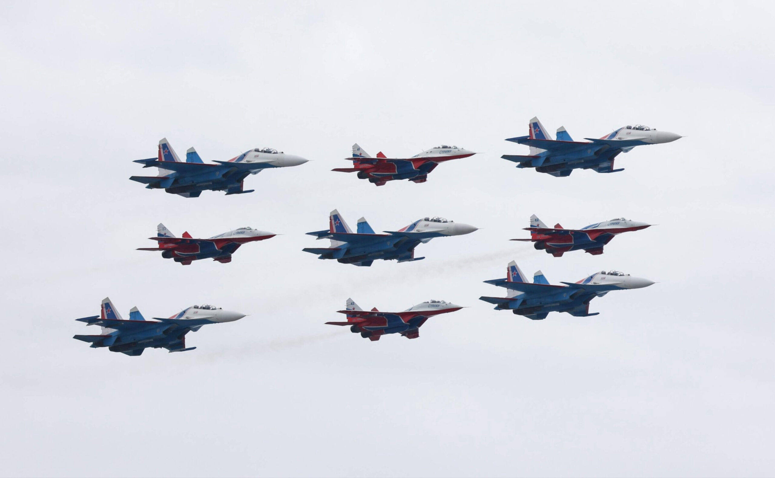 Le survol des patrouilles acrobatiques : neuf appareils de démonstration en guise de puissance aérienne. Photo officielle (Kremlin)