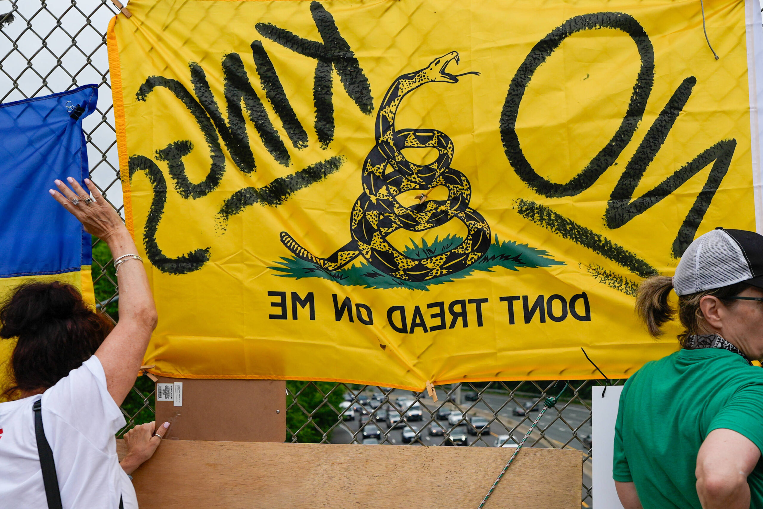 À Washington, le serpent du «Don't Tread On Me», devenu emblème de la droite libertarienne, retourné contre un président accusé de se rêver monarque. Photo : Jen Golbeck / SOPA
