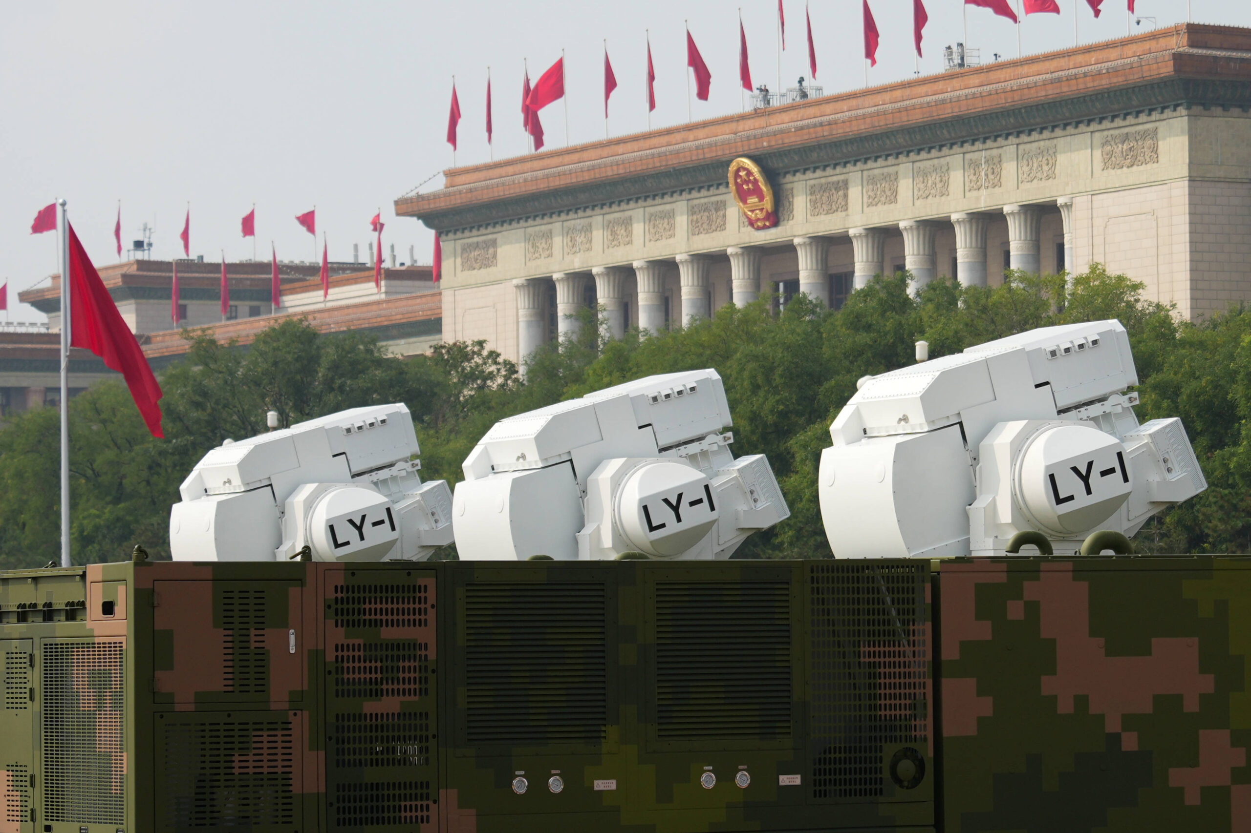 Trois lasers antiaériens LY-1 devant le palais de l'Assemblée du peuple : l'arme à énergie dirigée, longtemps prospective, montrée comme un matériel de série. Photo : Ethan Hunter / ZUMA