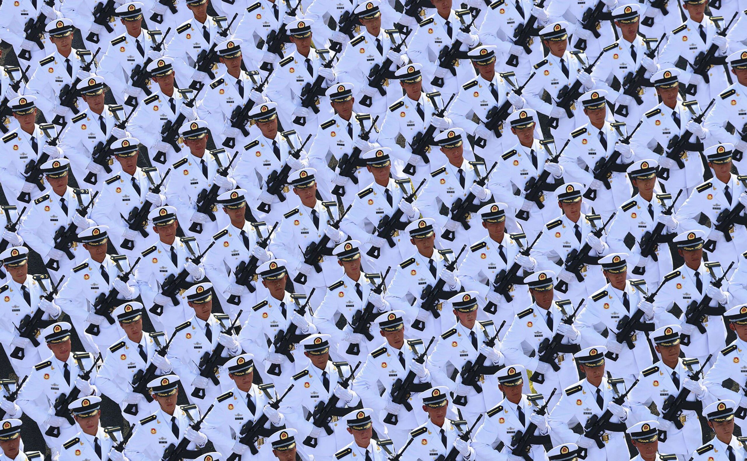 Les marins de l'Armée populaire de libération en formation serrée : vus d'en haut, les corps se fondent en un motif. Photo officielle