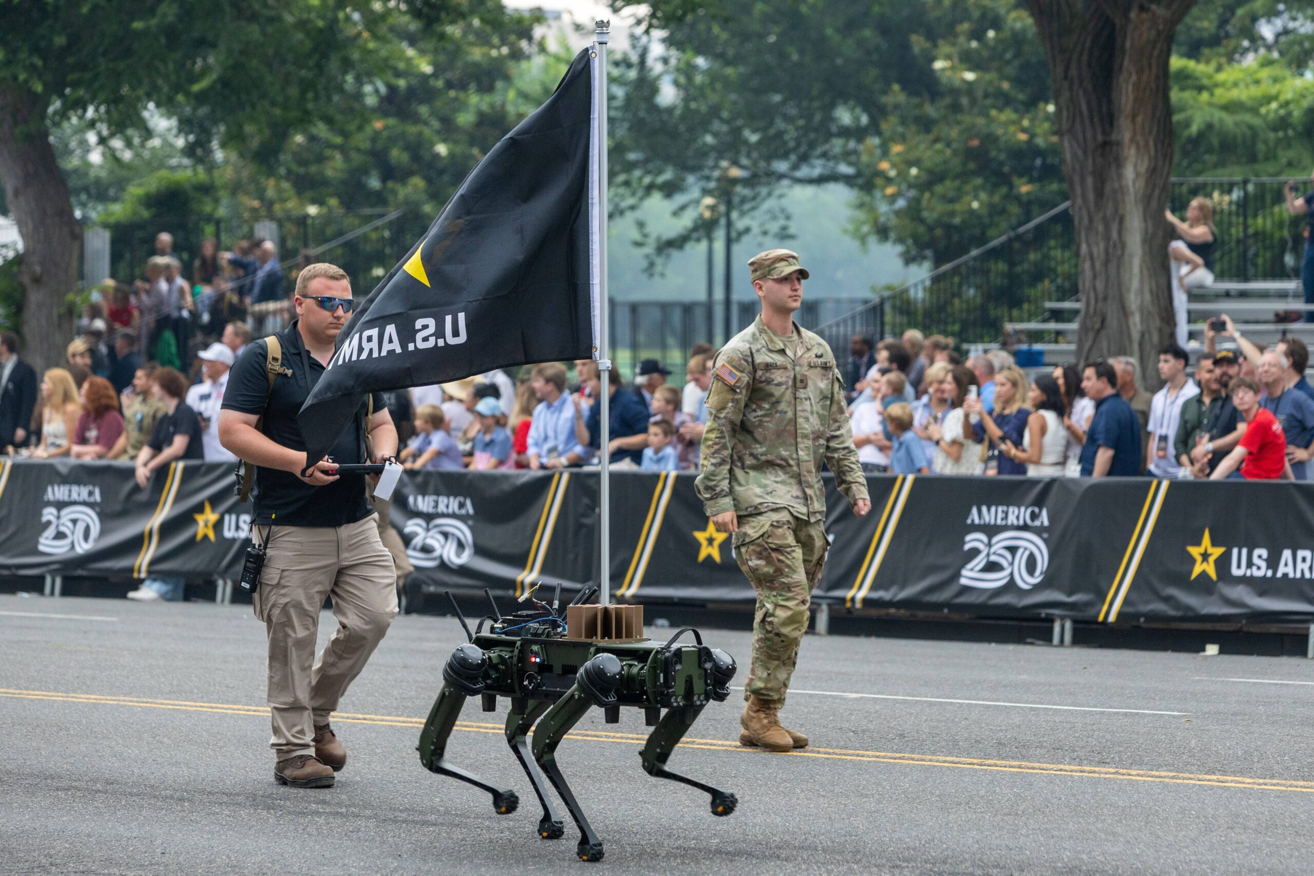 Un chien-robot porte-drapeau de l'US Army, télécommandé par un opérateur en polo : entre le folklore western et le gadget, le cortège hésitait sur l'armée qu'il voulait montrer. Photo : Hu Yousong / Xinhua
