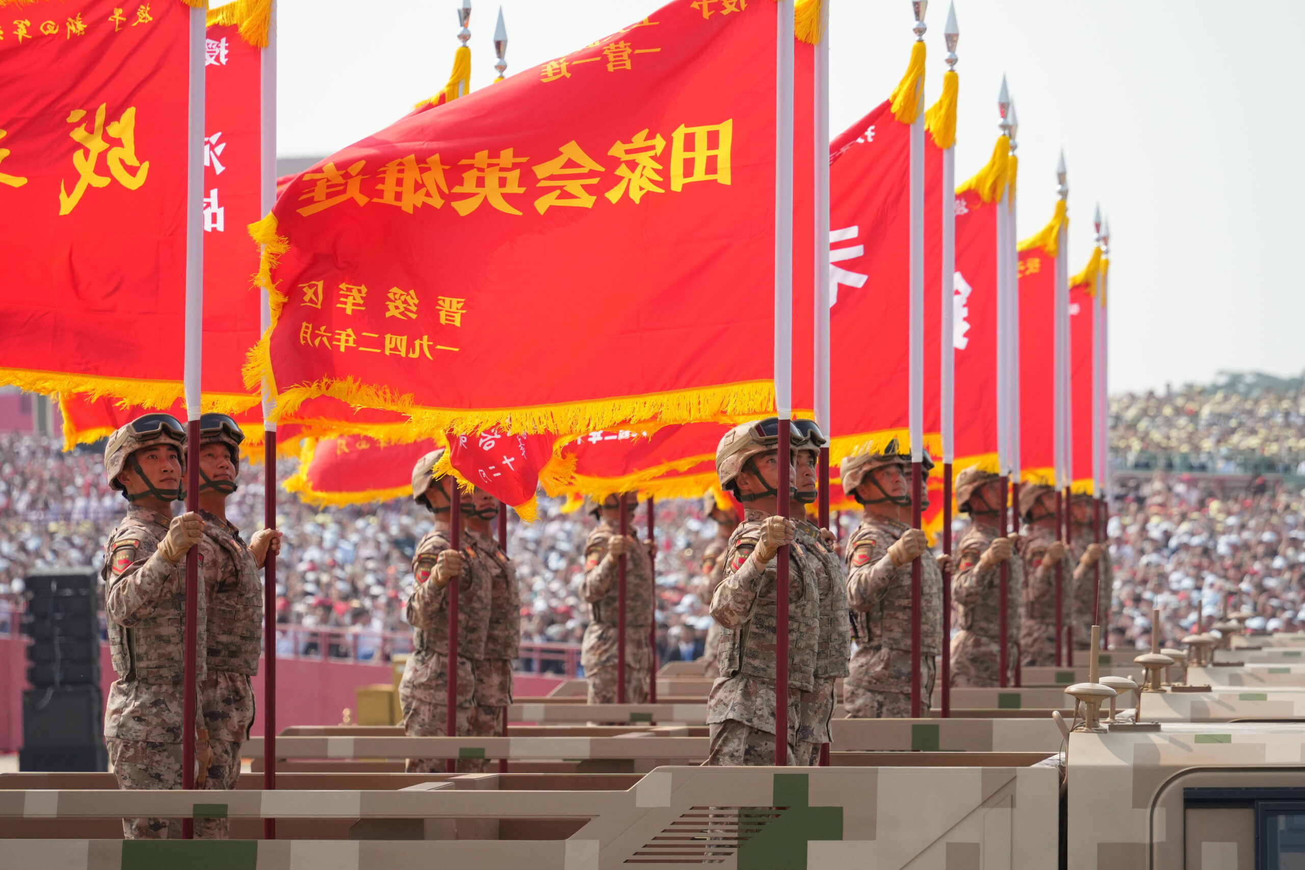 Les bannières d'honneur des unités historiques, hissées sur des blindés : chaque drapeau porte le nom d'une bataille de la guerre contre le Japon. Photo officielle