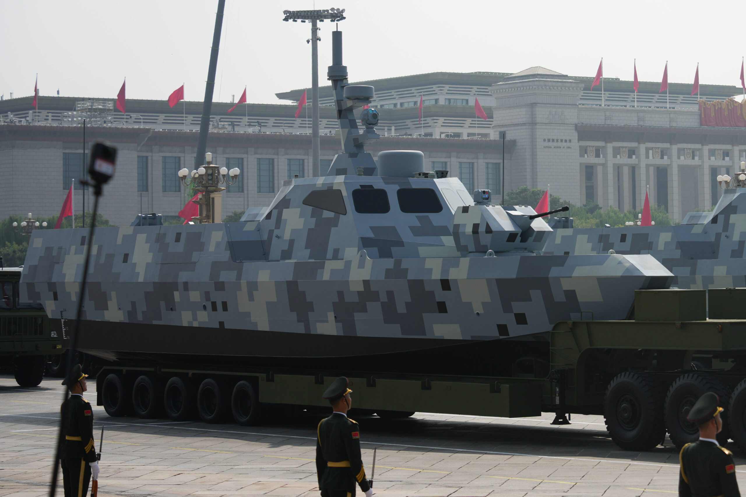 Un navire de surface sans équipage en camouflage pixélisé, transporté sur remorque : la clef tactique de la crise d'Ormuz défilait-elle en Chine un an plus tôt ? Photo : Ethan Hunter / ZUMA