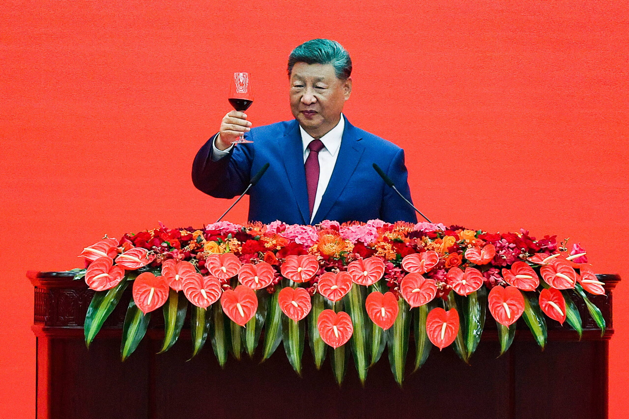 Au banquet du palais de l'Assemblée du peuple, Xi lève son verre : après le col Mao du matin, le costume occidental et la cravate l'après-midi appartient à l'hôte affable, non plus au chef militaire. Photo : Vladimir Smirnov / TASS