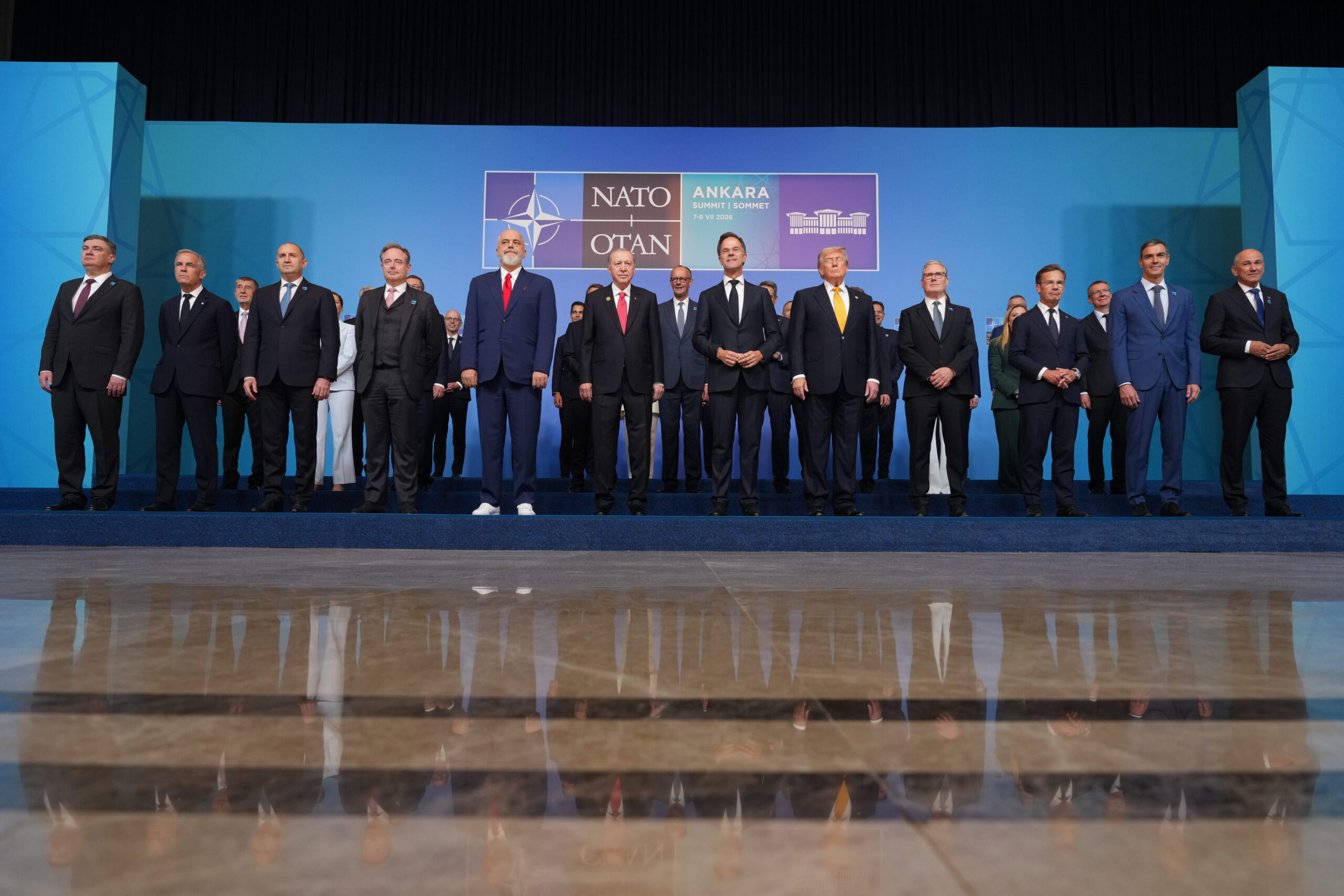 La photo de famille du sommet d'Ankara : Erdoğan et Trump au centre, autour de Mark Rutte.  Photo : Alex Brandon / AP