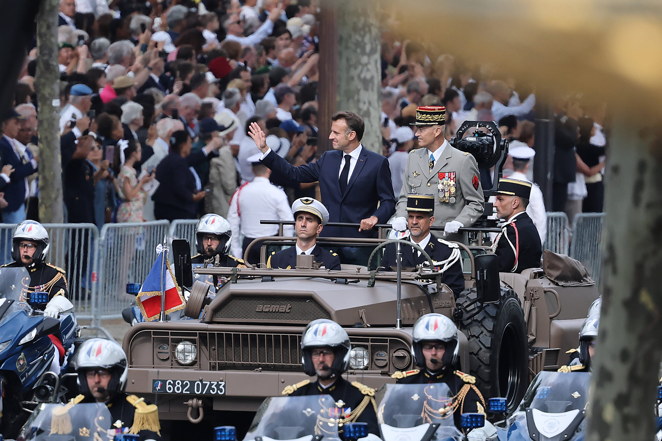 14 juillet 2025 : l'avant-dernier. Neuf ans ont passé, le budget des armées a doublé, et le président remonte les Champs avec le général Burkhard vers un défilé désormais tourné vers l'Europe. Photo : JP Pariente