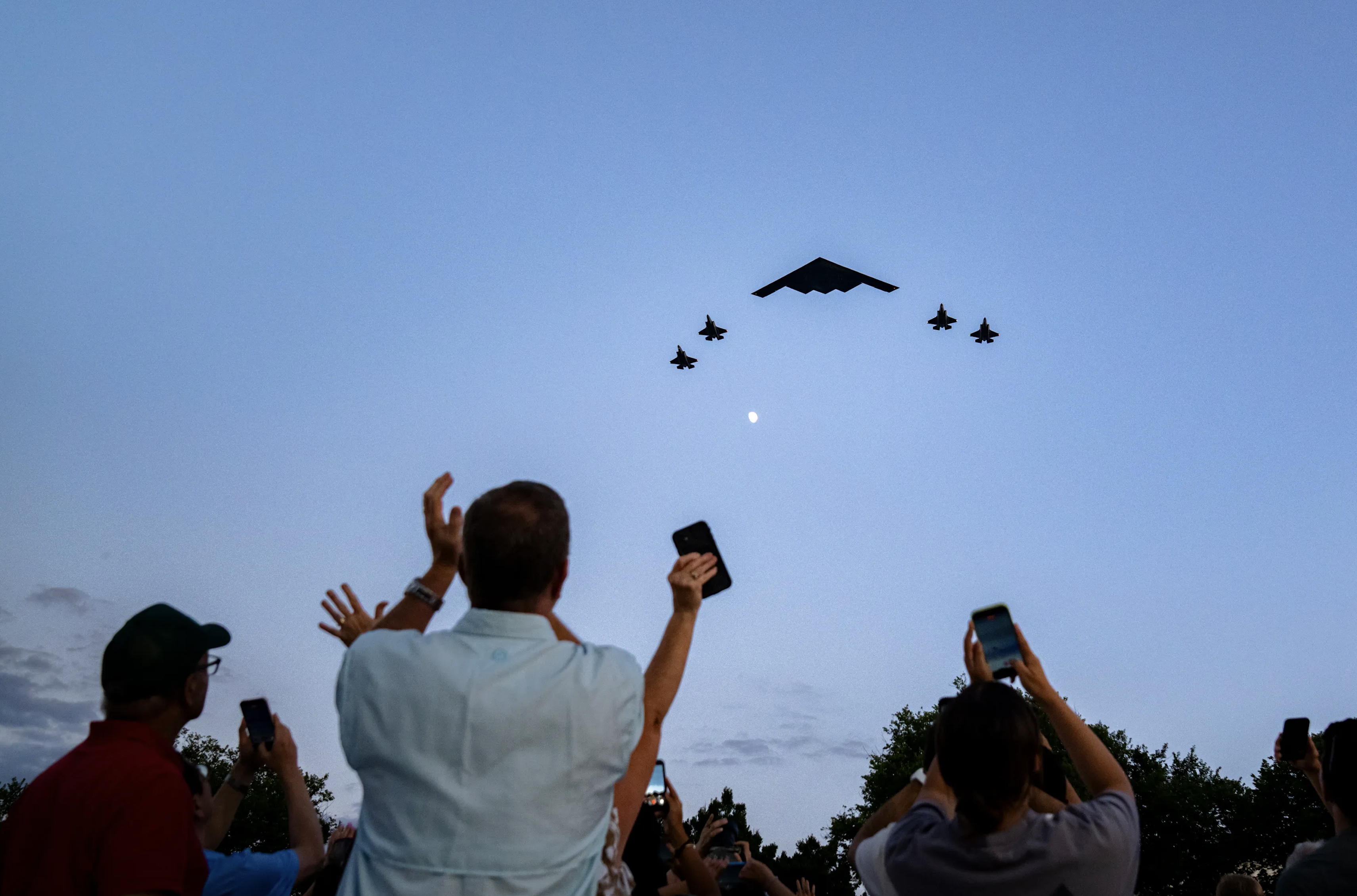Spectators applaud and film the passage of the B-2 and its escort of F-35, during the July 4, 2026 celebrations in Washington. Official White House photo.