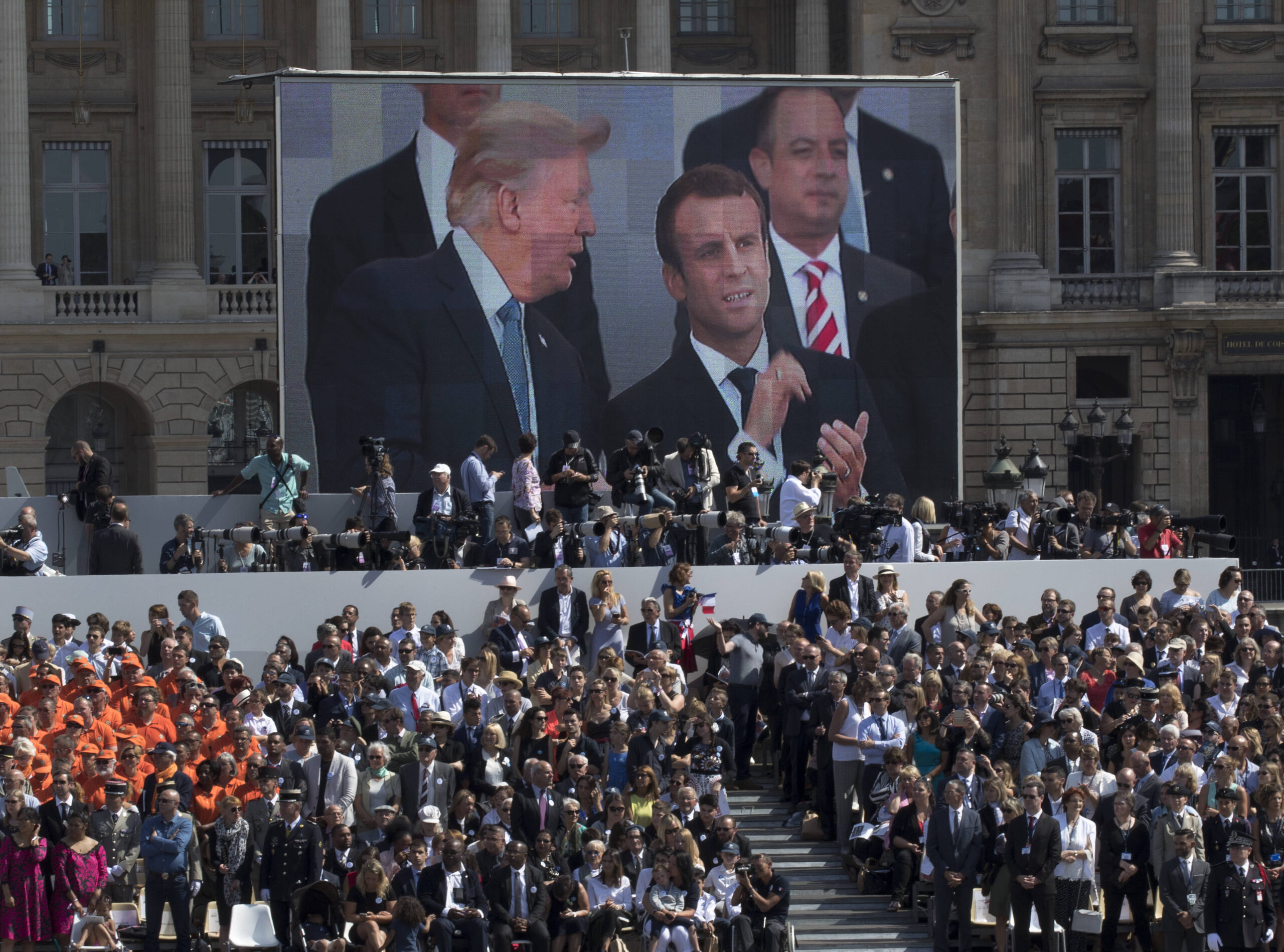 Place de la Concorde, Trump with hand on heart, amplified by the giant screen, the star-spangled banner unfurled at the foot of the tribune. It is here, as a spectator, that he discovers what the Fifth Republic can do.