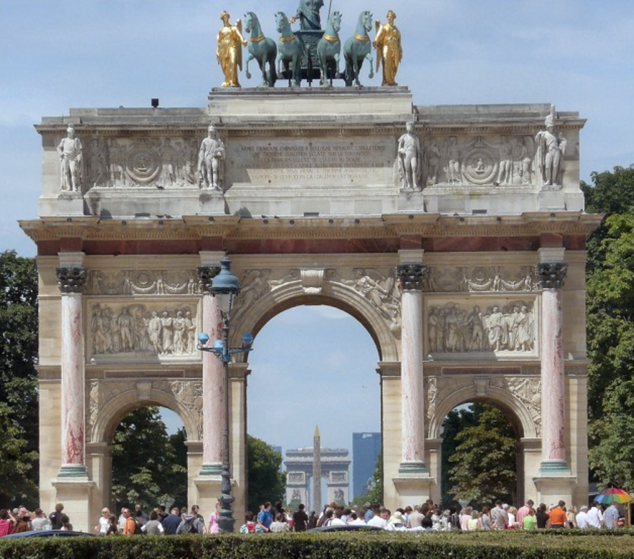The Carrousel Arch, inaugurated in 1808, was the only one Napoleon saw standing; it originally bore Saint Mark’s horses, looted in Venice and returned in 1815, replaced by a gilded quadriga. In its arch align the Concorde Obelisk, the Star, and beyond La Défense. It is the perspective of an arch as a vanishing point that the Washington project attempts to import onto the Potomac. DR.