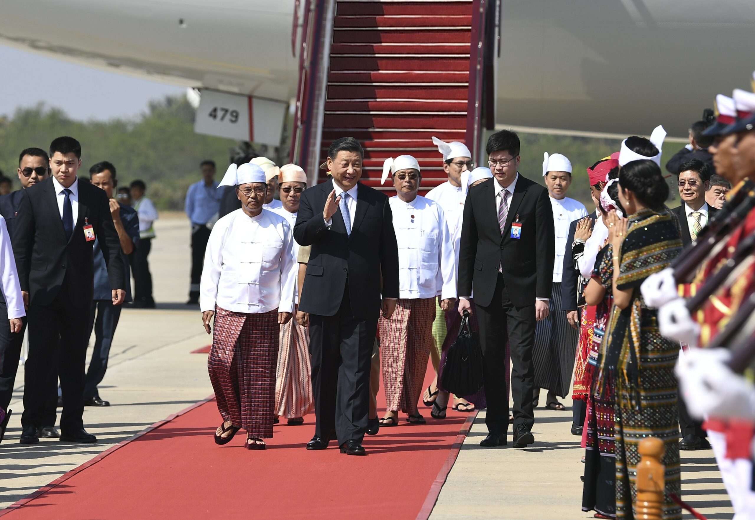 Xi Jinping a été chaleureusement accueilli par le premier vice-président du Myanmar, U Myint Swe, et plusieurs ministres du gouvernement à son arrivée à l'aéroport international de Nay Pyi Taw, au Myanmar, le 17 janvier 2020. © CHINE NOUVELLE/SIPA