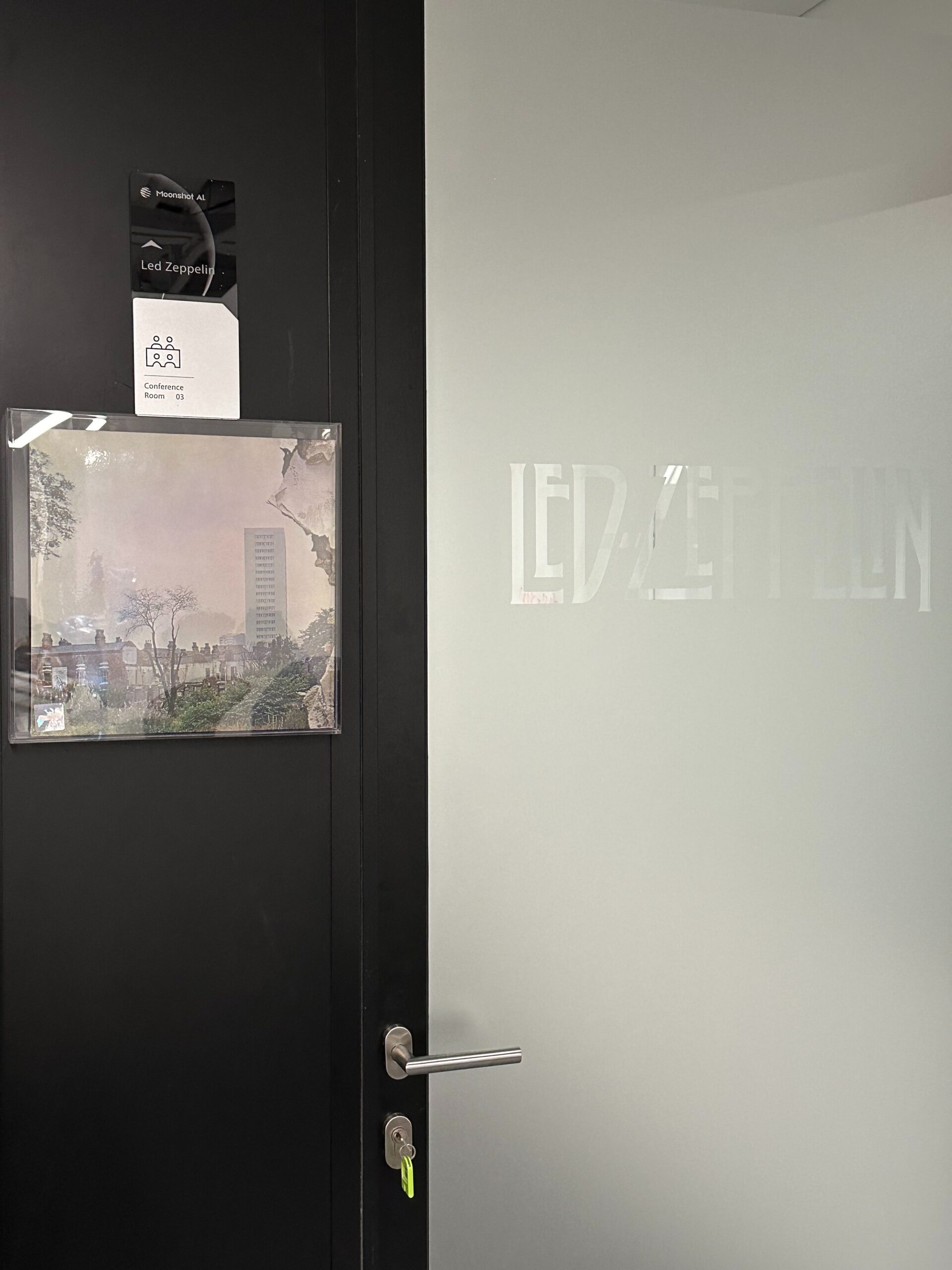 Salle Led Zeppelin : under glass, the back cover of the group’s fourth album (1971), with its building‑tower rising from demolished houses; on the glass, Led Zeppelin lettering. Photo : Crystal (@crystalsssup) / X.