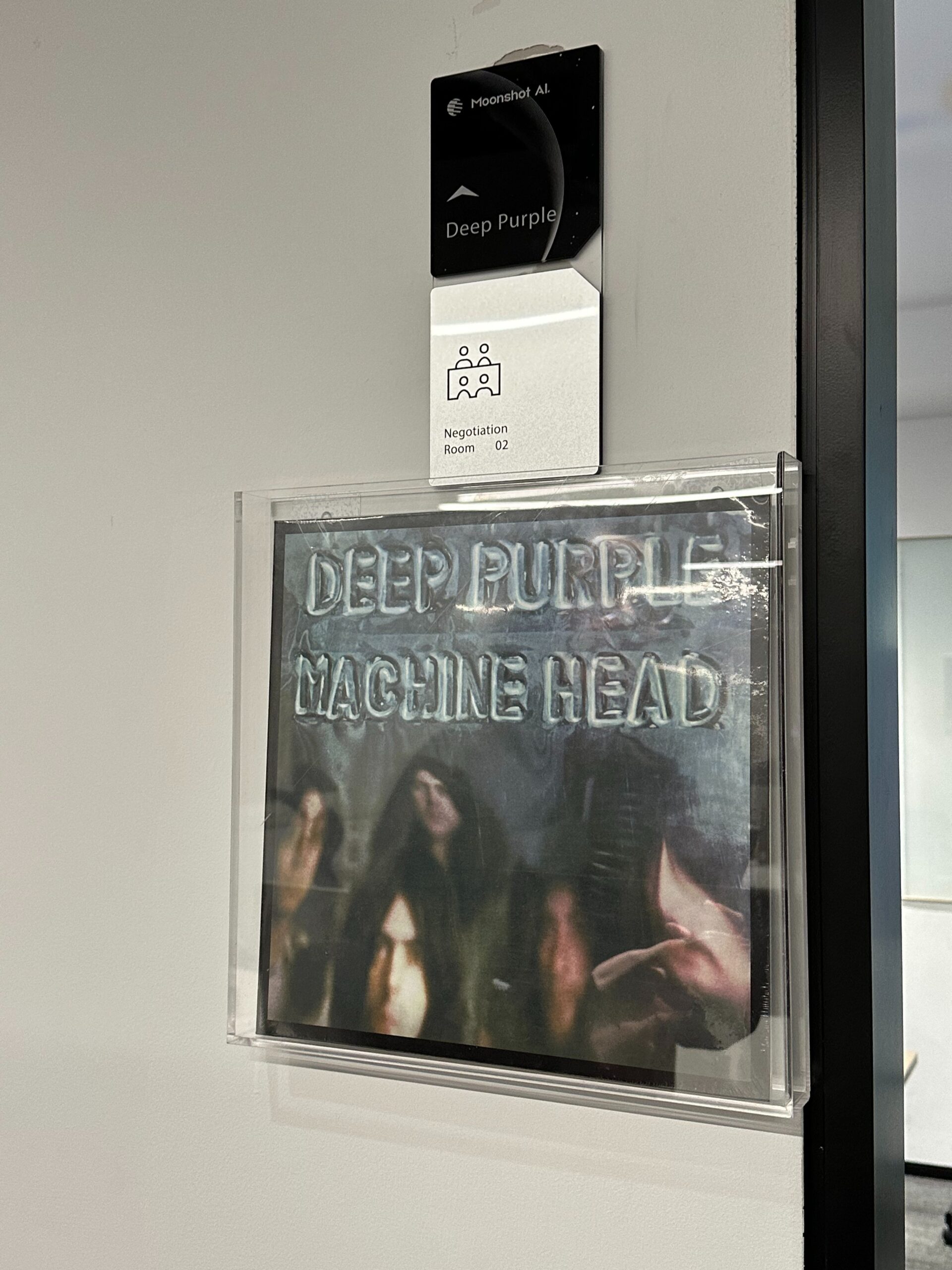 Salle Deep Purple, une Negotiation Room cette fois : sous la plaque, le vinyle de Machine Head (1972), l’album de Smoke on the Water. Photo : Crystal (@crystalsssup) / X.