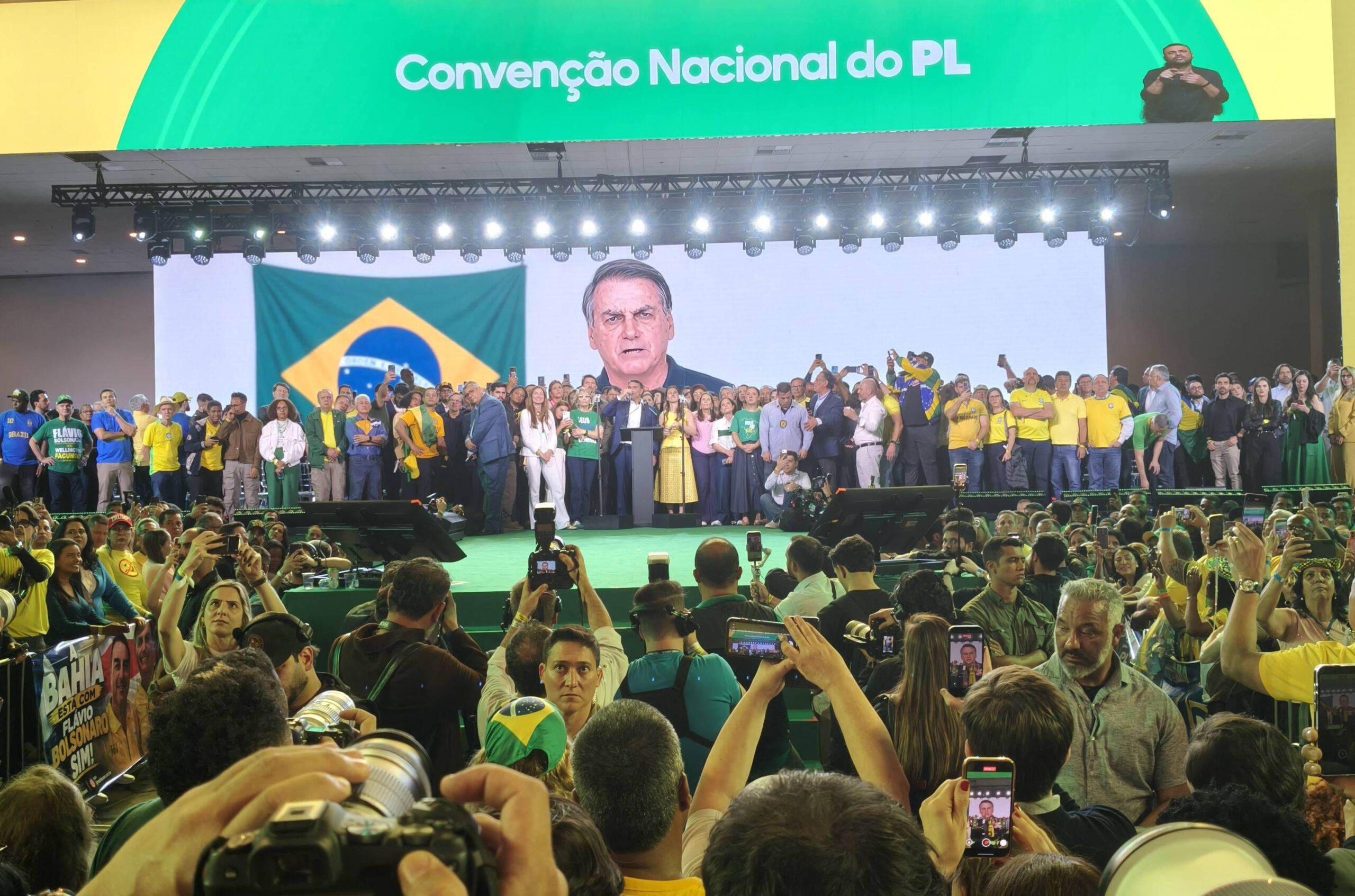 Assigned to house arrest and barred from any political demonstrations since July 17, the former president — “unjustly imprisoned” according to Milei — hovers over his son’s inauguration without being able to attend.