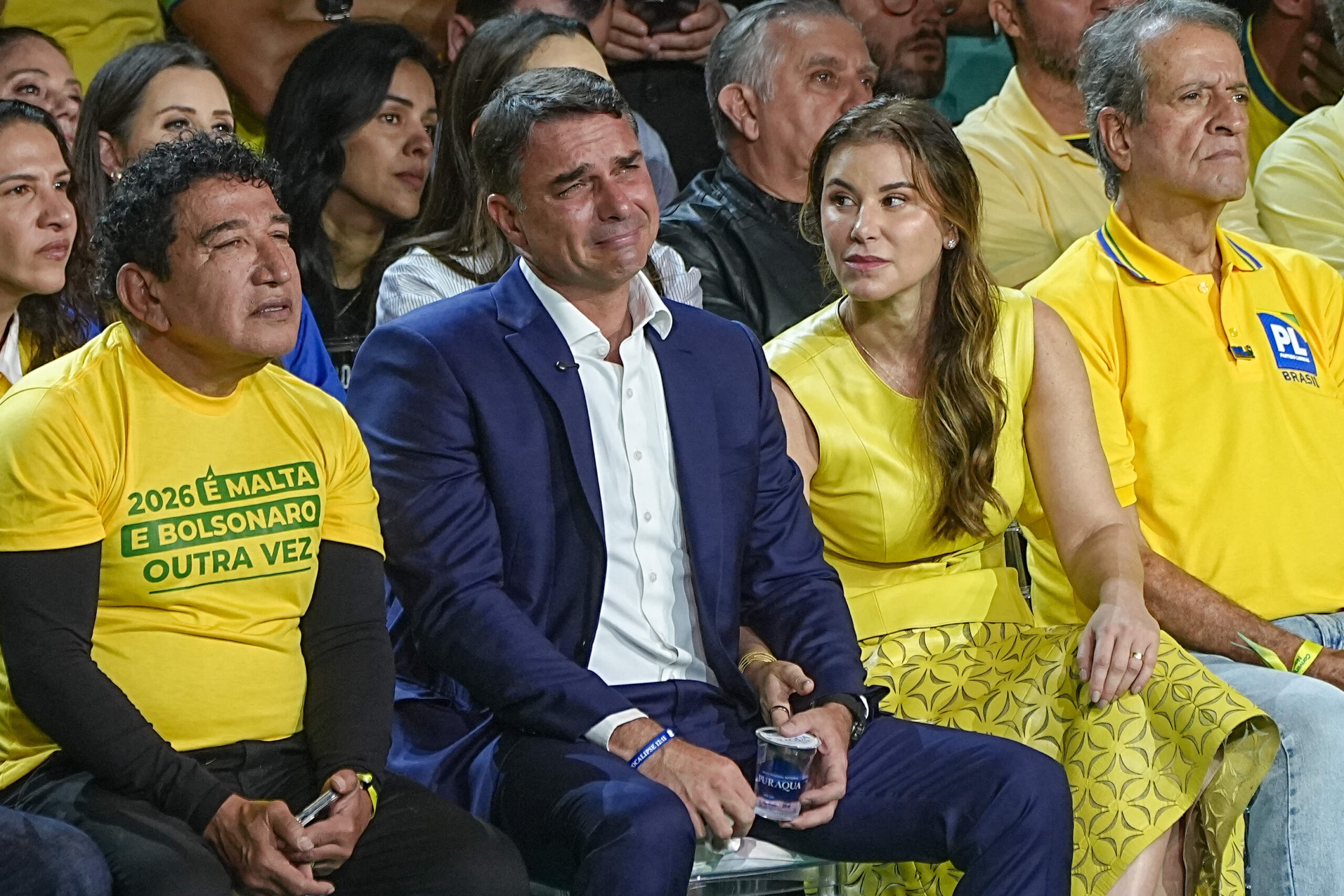 Flávio Bolsonaro, moved to tears during the tribute to his father, beside his wife Fernanda and the president of the PL, Valdemar Costa Neto. A human counterpoint to the “will of iron” that Milei attributes to the candidate.