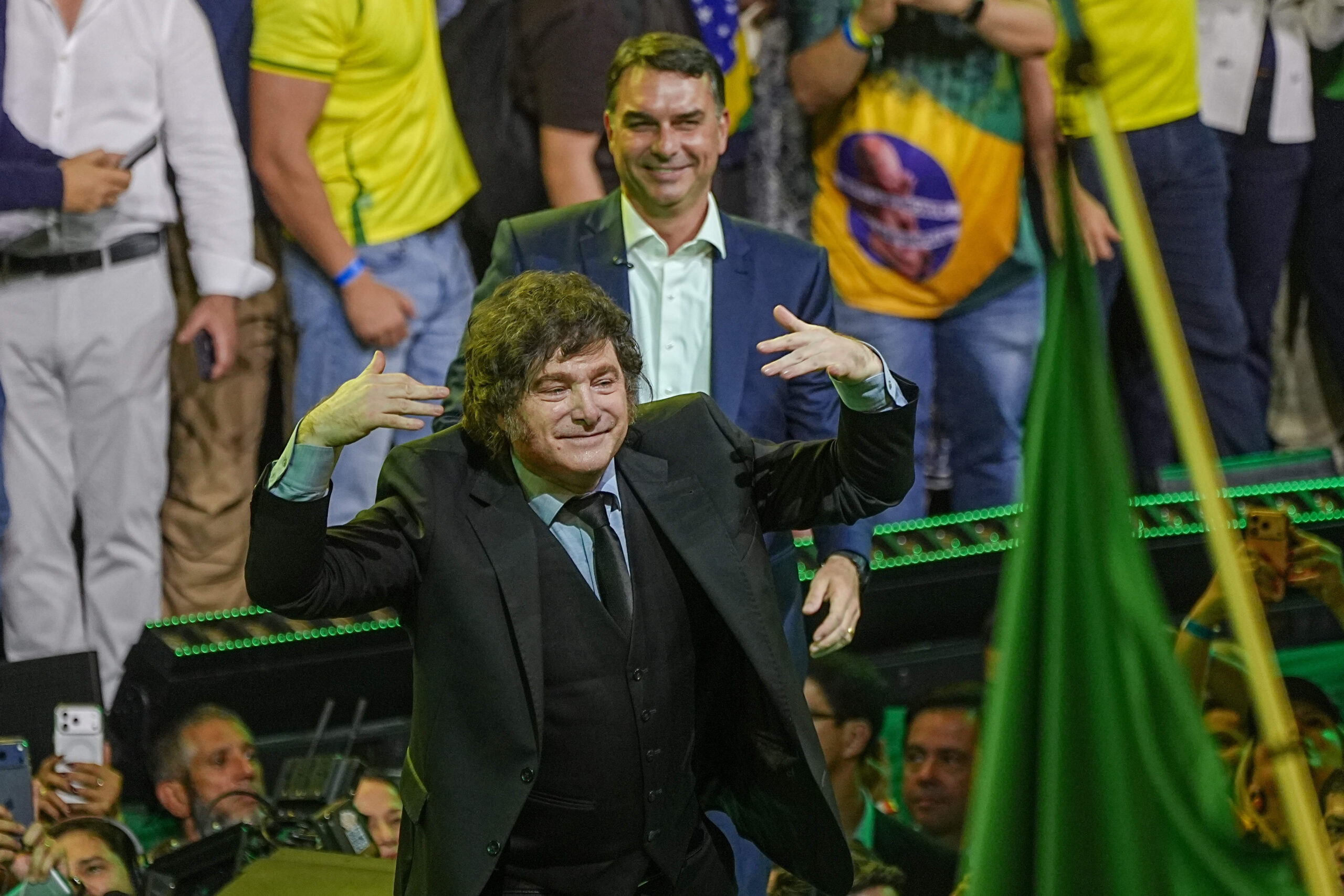 Depuis 2023, il ouvre ses meetings en entonnant «Panic Show» de La Renga — «yo soy el león», je suis le lion —, jusqu’à chanter en concert au Luna Park en 2024 en plein exercice du pouvoir.