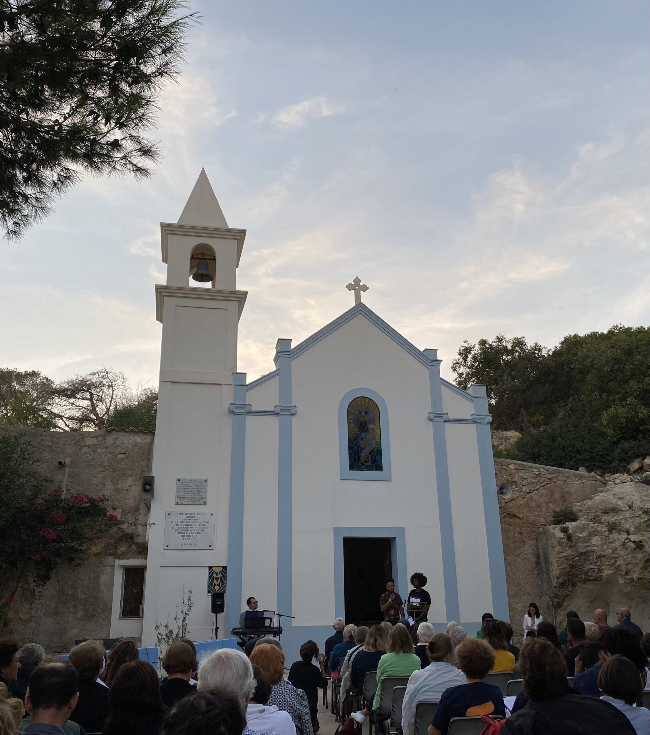 «Une petite grotte, cachée dans les plis du territoire, accueille un culte singulier. Une moitié de cette anfractuosité est réservée à la vénération d’une image de la Vierge, l’autre à celle d’un saint musulman, dont elle abrite le tombeau.»