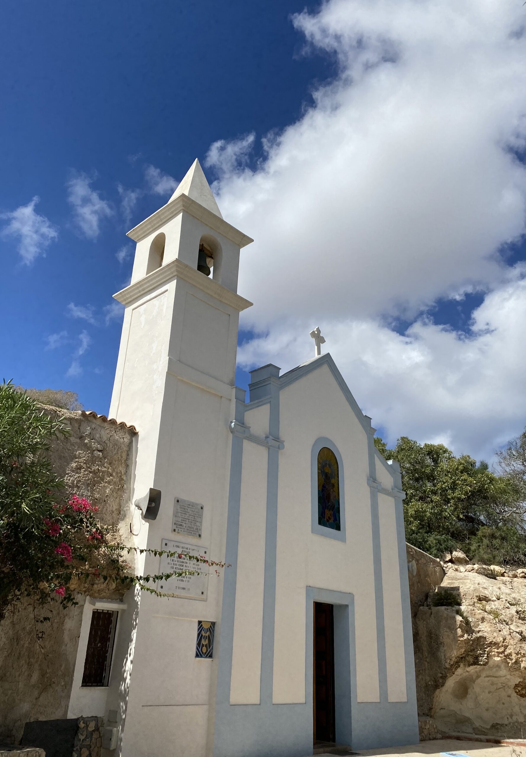 «Tous les témoins manifestent leur surprise face à la situation qu’ils découvrent dans la grotte, où s’amoncellent de nombreuses offrandes que les dévots catholiques et musulmans y ont déposées.»