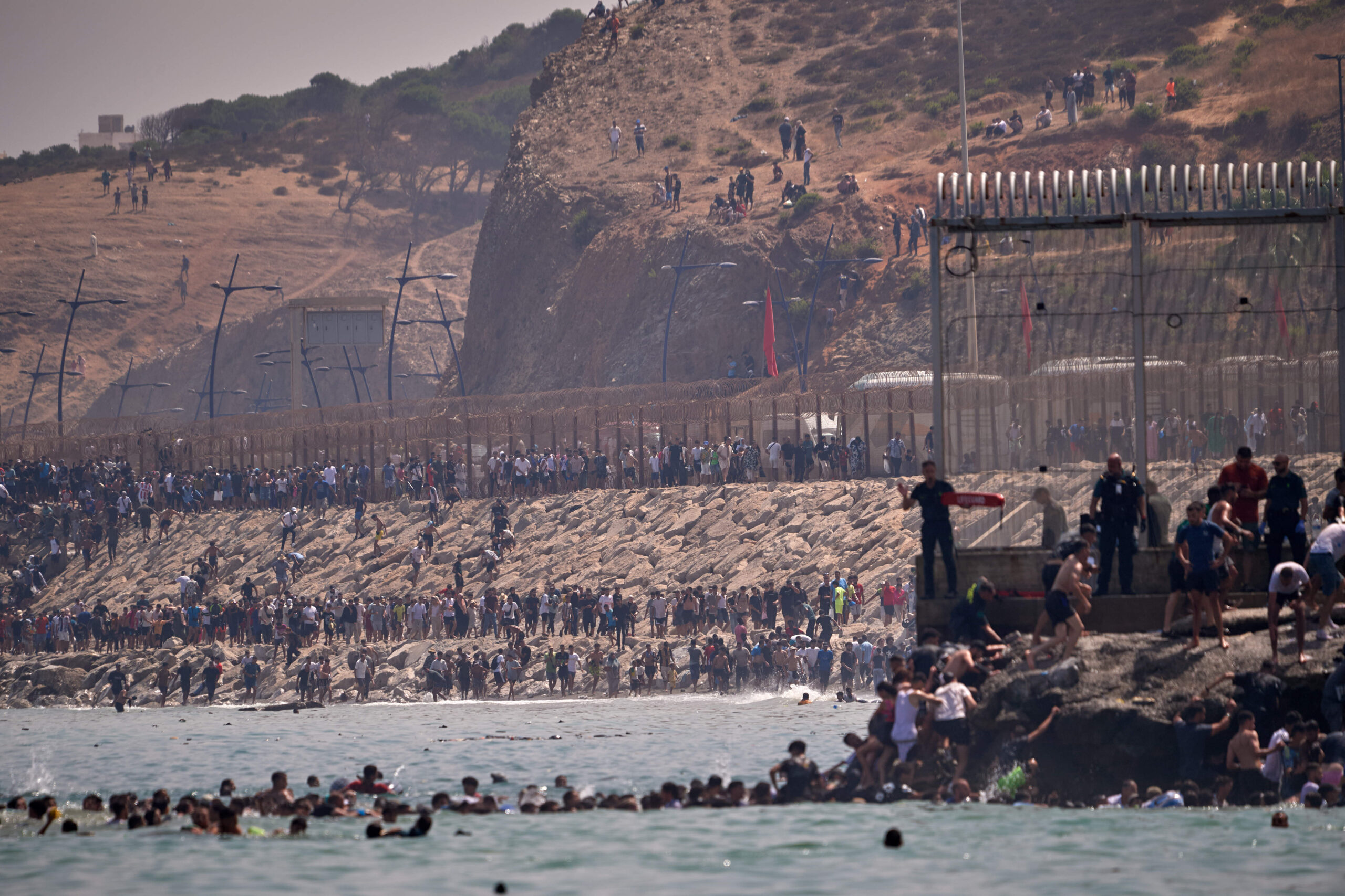 The last meters are done by swimming: once over the breakwater, the border holds by a few strokes. © AP Photo/Antonio Sempere/SIPA