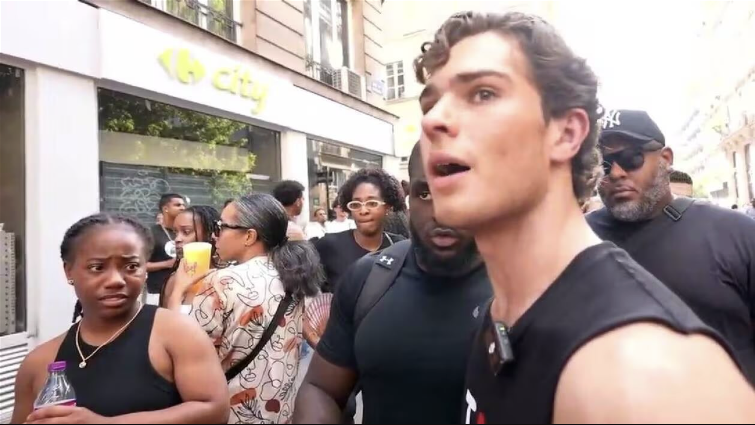 Braden Peters émet de nombreuses remarques sur le nombre de personnes de couleur à Paris lors de la Fête de la musique, le 21 juin, allant jusqu