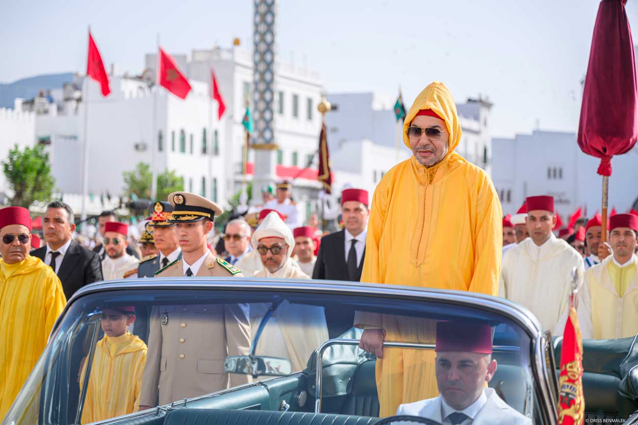 Le roi Mohammed VI parade en voiture découverte à Tétouan pour la fête du Trône, le 30 juillet 2026, entouré du prince héritier et des grands corps de l’État. Au même moment, à quelques kilomètres de là, la ruée sur Ceuta a commencé. Photo : MAP.
