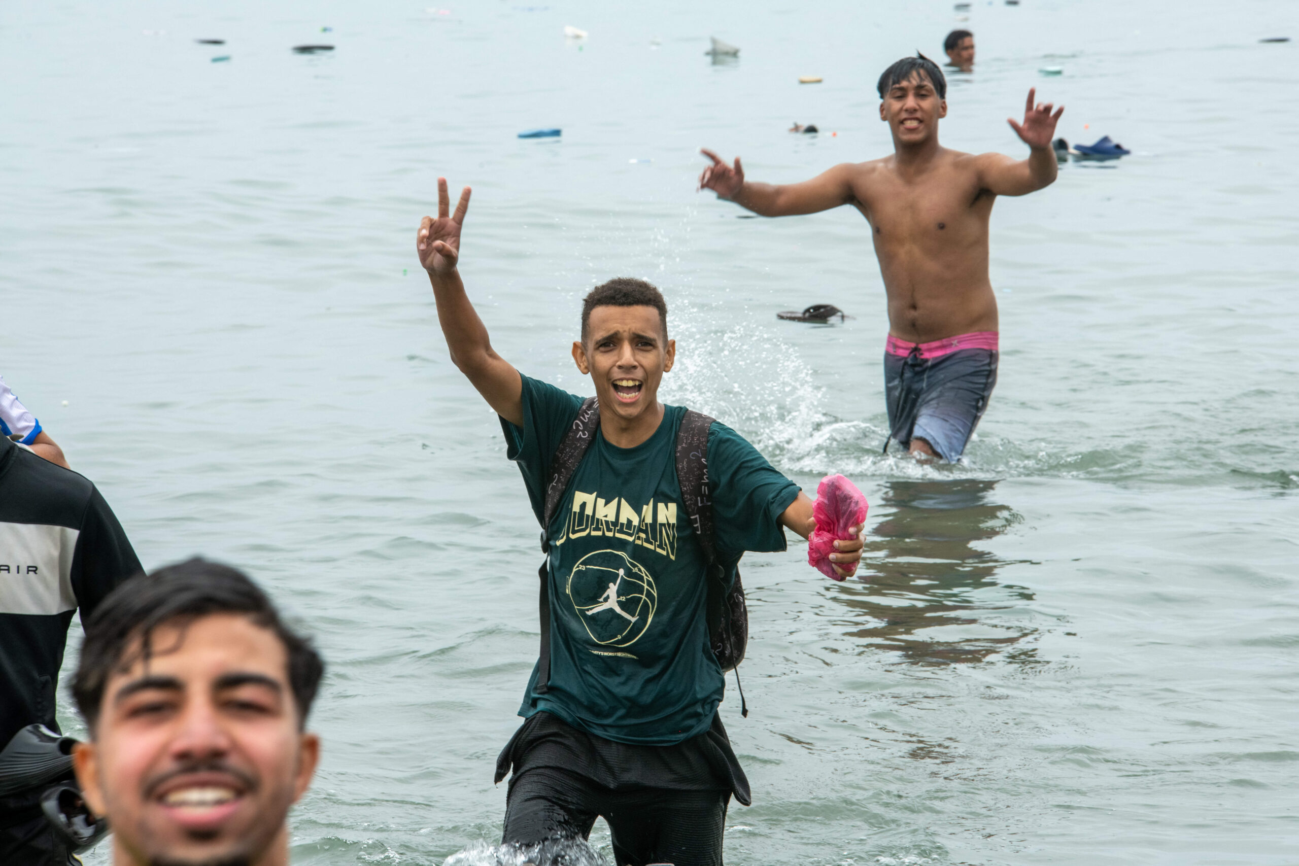 Doigts en V et cris de joie : des jeunes hommes sortent de l'eau à Ceuta, le 31 juillet 2026. Photo : Juan Carlos Lucas