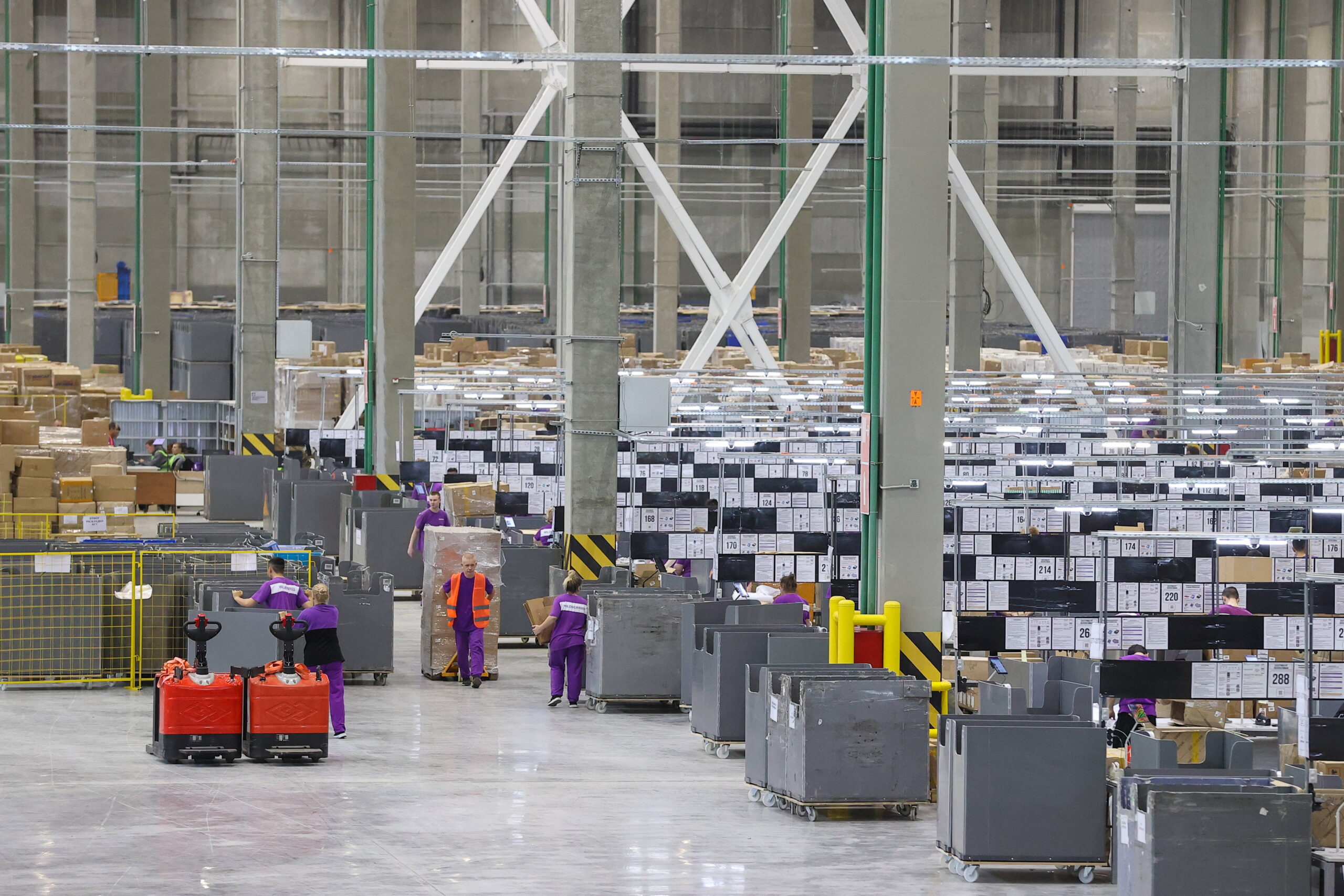 De nombreuses petites entreprises dépendent de ce géant de la distribution pour la vente et le stockage de leurs marchandises, ce qui fait de ses dépôts des cibles stratégiques. Photo: Donat Sorokin/TASS/Sipa
