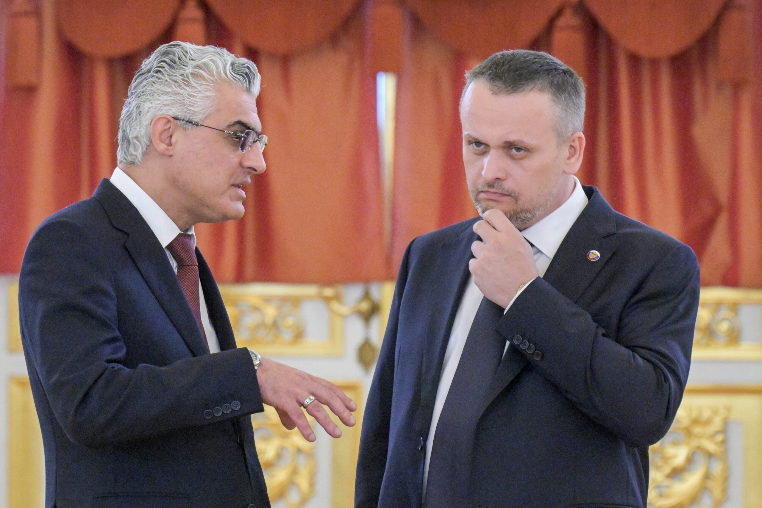 Robert Mirzoyan, directeur exécutif du groupe Russ et proche du Kremlin, ici en discussion avec le ministre des Transports Andrei Nikitin, à droite, prend la fonction de directeur générale de l’entreprise suite à la fusion. Tatiana Kim a gardé le poste de PDG. Photo: Donat Sorokin/TASS