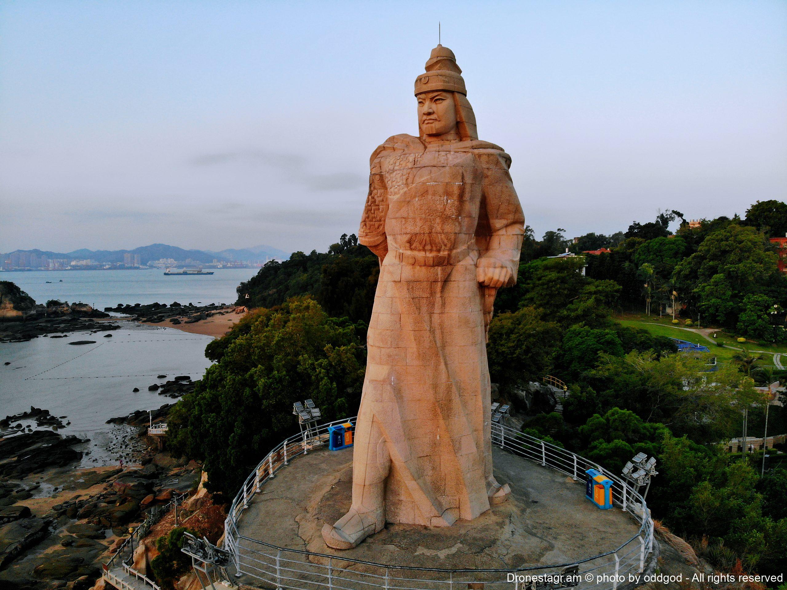 At the tip of Gulangyu Island, in Xiamen, the granite colossus erected in 1985 gazes at the Taiwan Strait — the island that Koxinga wrested from the Dutch in 1662 to make a stronghold with an imperial-style administration. This monumental figure testifies to a contemporary reversal: the “lord of the sea,” whose power was forged on the margins of the continental center, is reappropriated by Beijing as a national hero, victor over the Europeans and guarantor of China’s territorial continuity with Taiwan.
