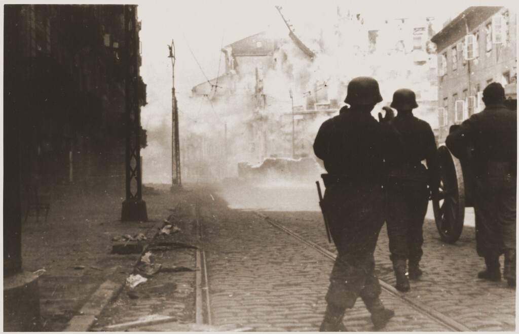 Des soldats allemands dirigent leur artillerie vers une poche de résistance au cours de la révolte du ghetto de Varsovie en 1943. Crédit : US Holocaust Memorial Museum.