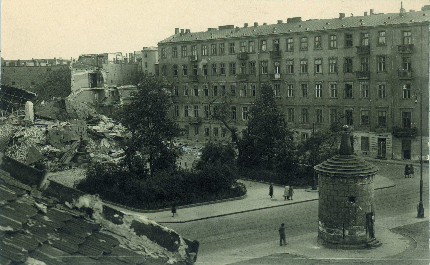 Le 16 mai 1943, le SS-Brigadeführer et Generalmajor de la police Jürgen Stroop donne l'ordre de faire exploser la Grande Synagogue et d'incendier la bibliothèque. Crédit : Institut historique juif.