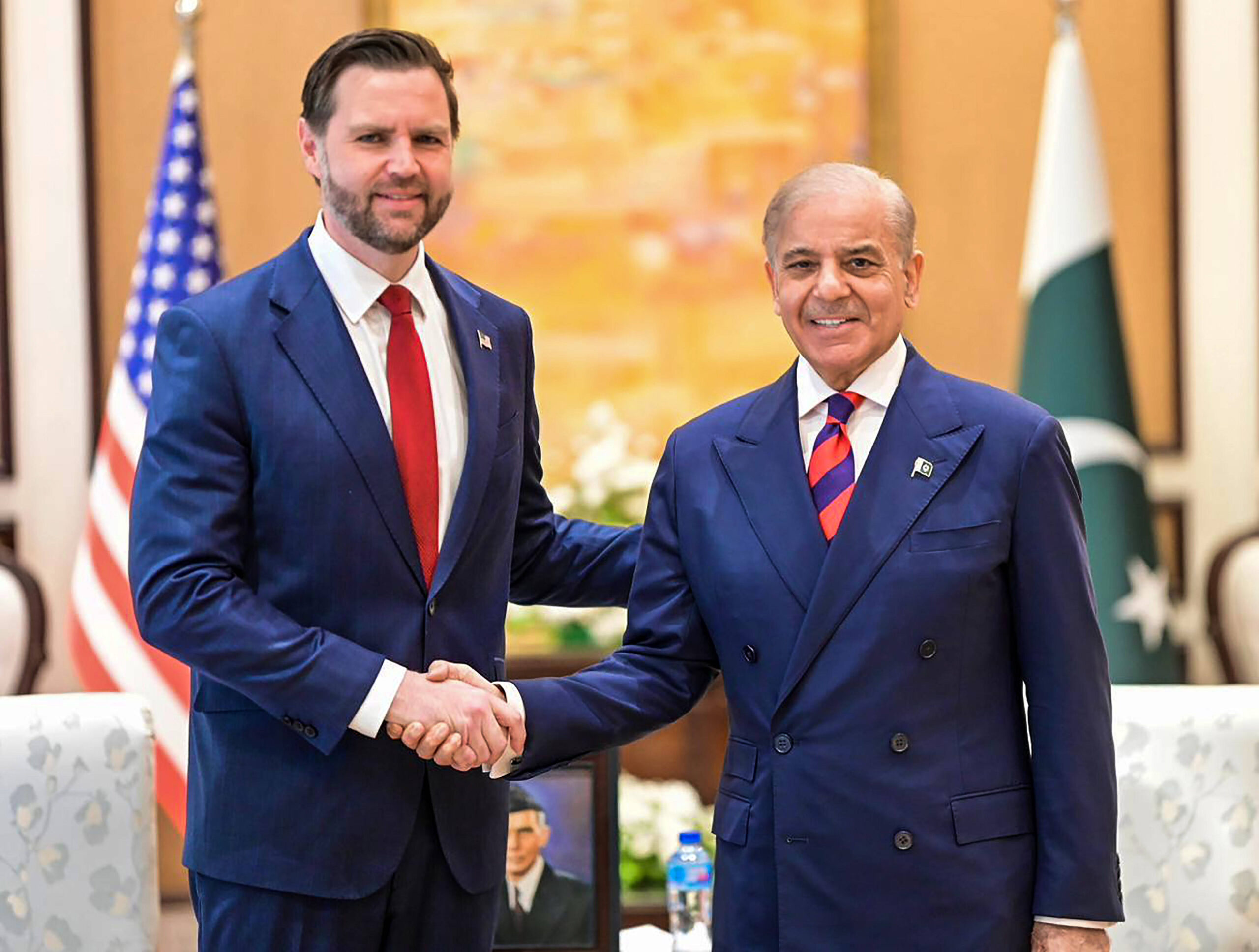 Shehbaz Sharif avec le vice-président américain J.D. en amont des pourparlers de paix entre les États-Unis et l'Iran, à Islamabad le 11 avril 2026. Crédit : Bureau du Premier ministre du Pakistan / Sipa