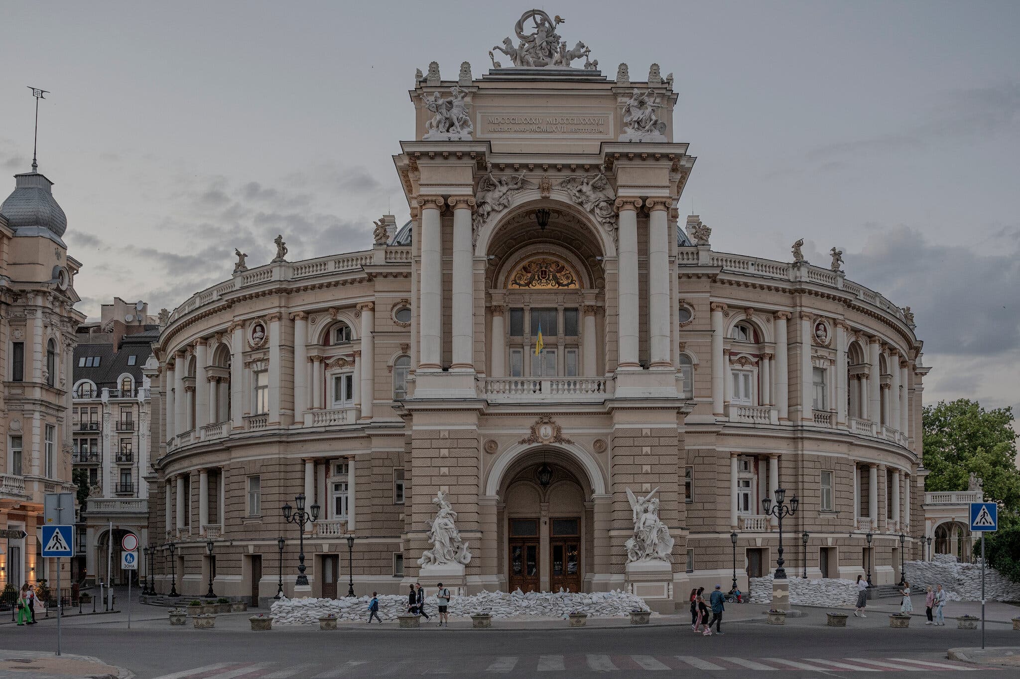 Le Théâtre d'opéra et de ballet d’Odessa en 2022, protégé par des sacs de sable.
