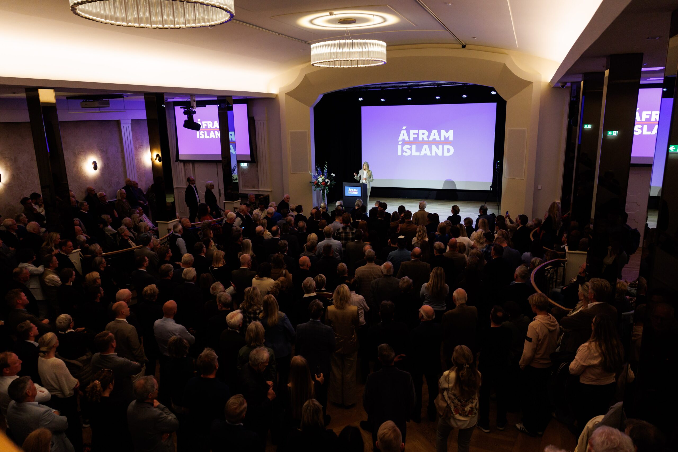 Photo du meeting de création du mouvement « Áfram Ísland », ou « L’Islande en avant ». Cette coalition politique islandaise, fondée en juillet 2026, milite pour le non et s'oppose à toute négociation ou adhésion de l'Islande à l'Union européenne. Photo : site de Áfram Ísland